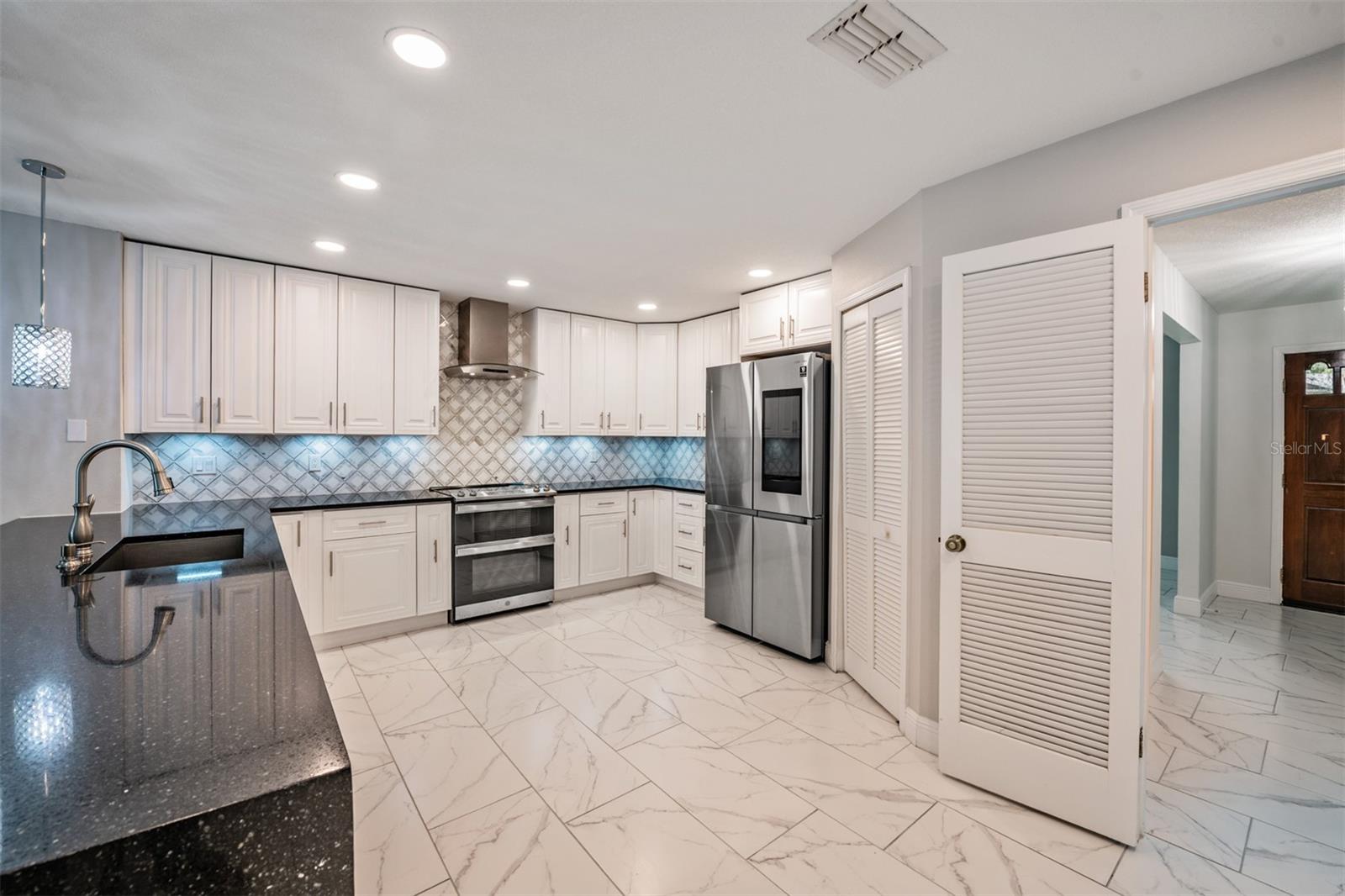 Listing photo id 4 for 9407 Pebble Glen Avenue