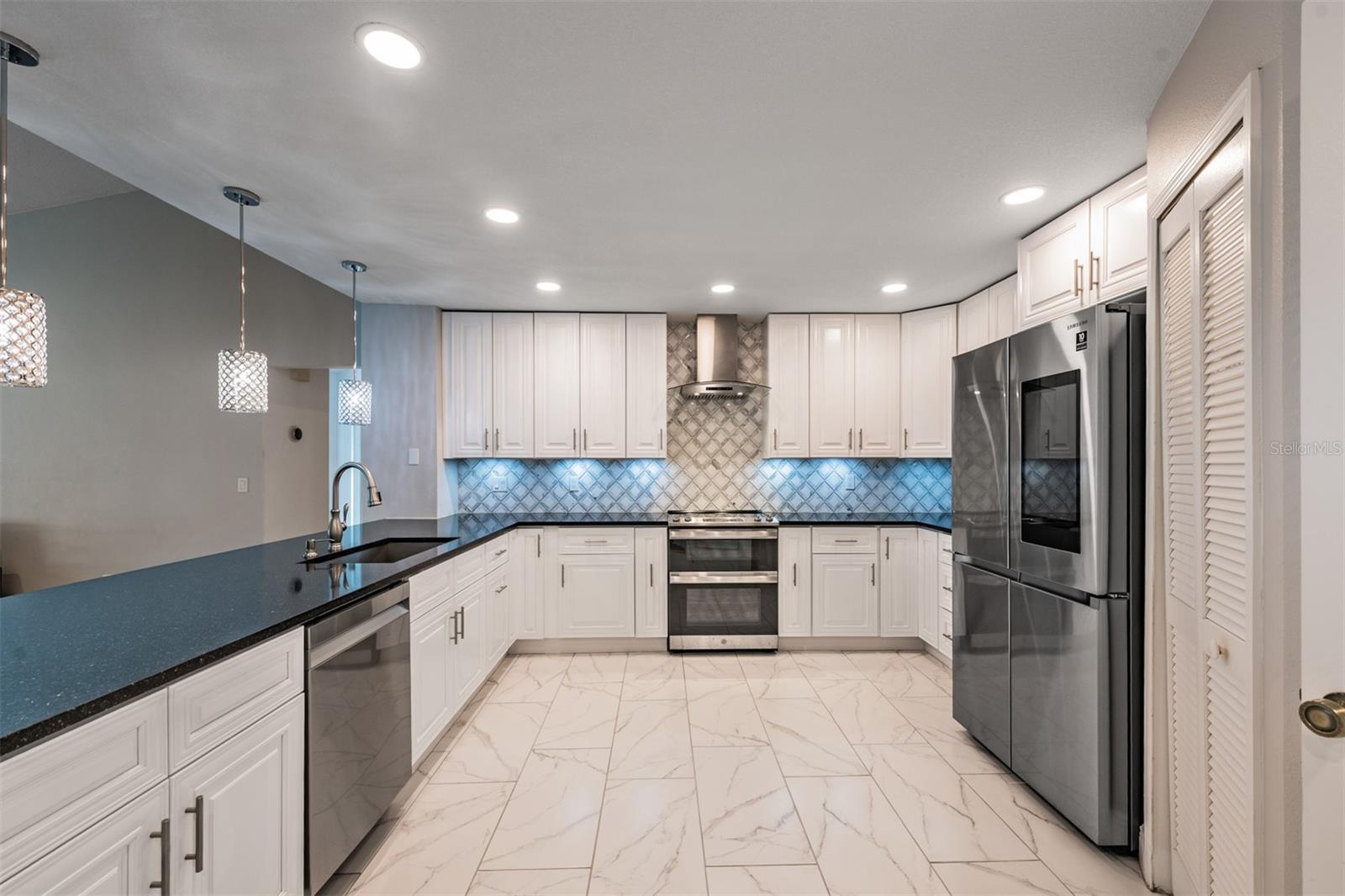 Listing photo id 5 for 9407 Pebble Glen Avenue