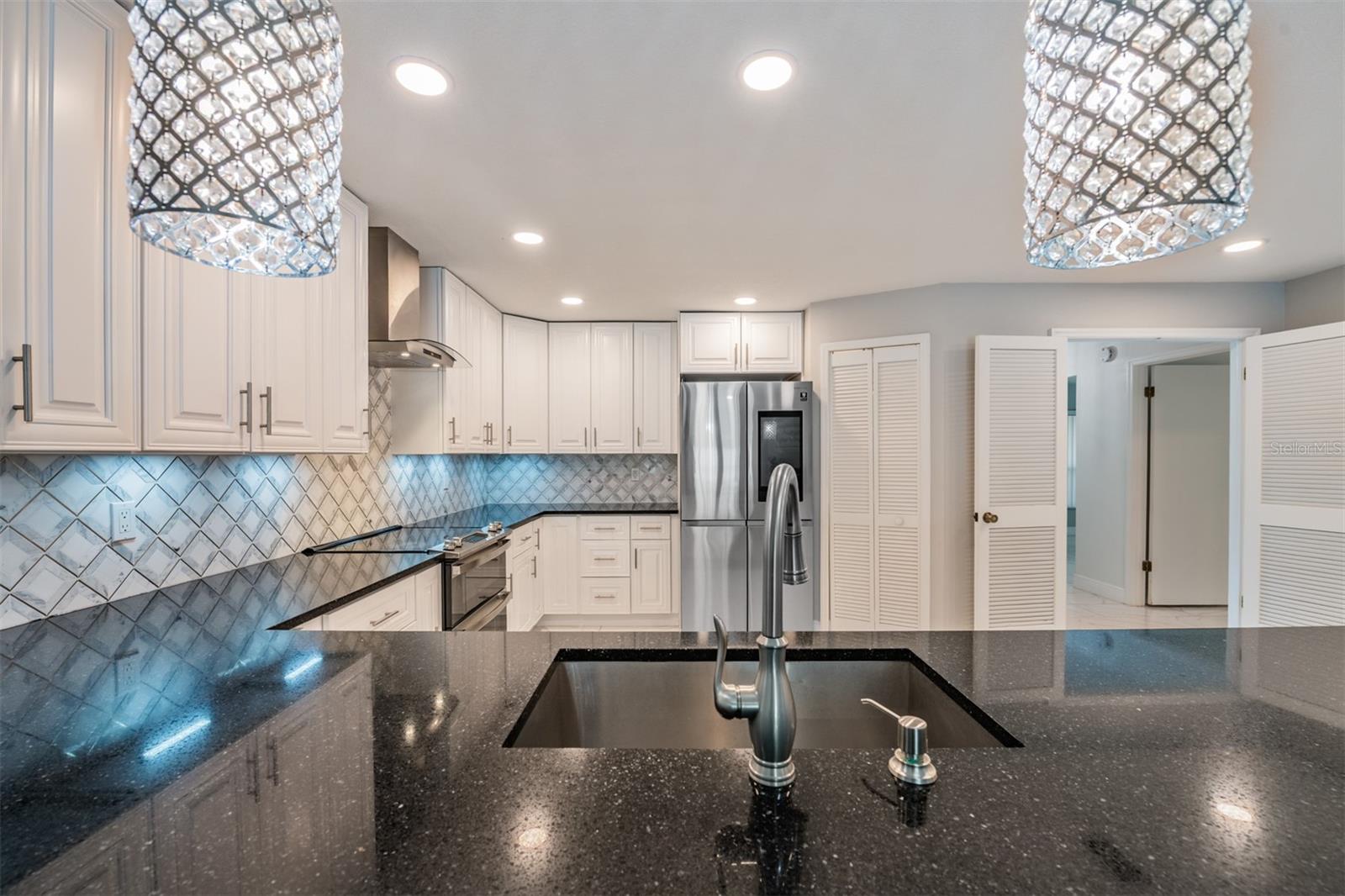 Listing photo id 6 for 9407 Pebble Glen Avenue