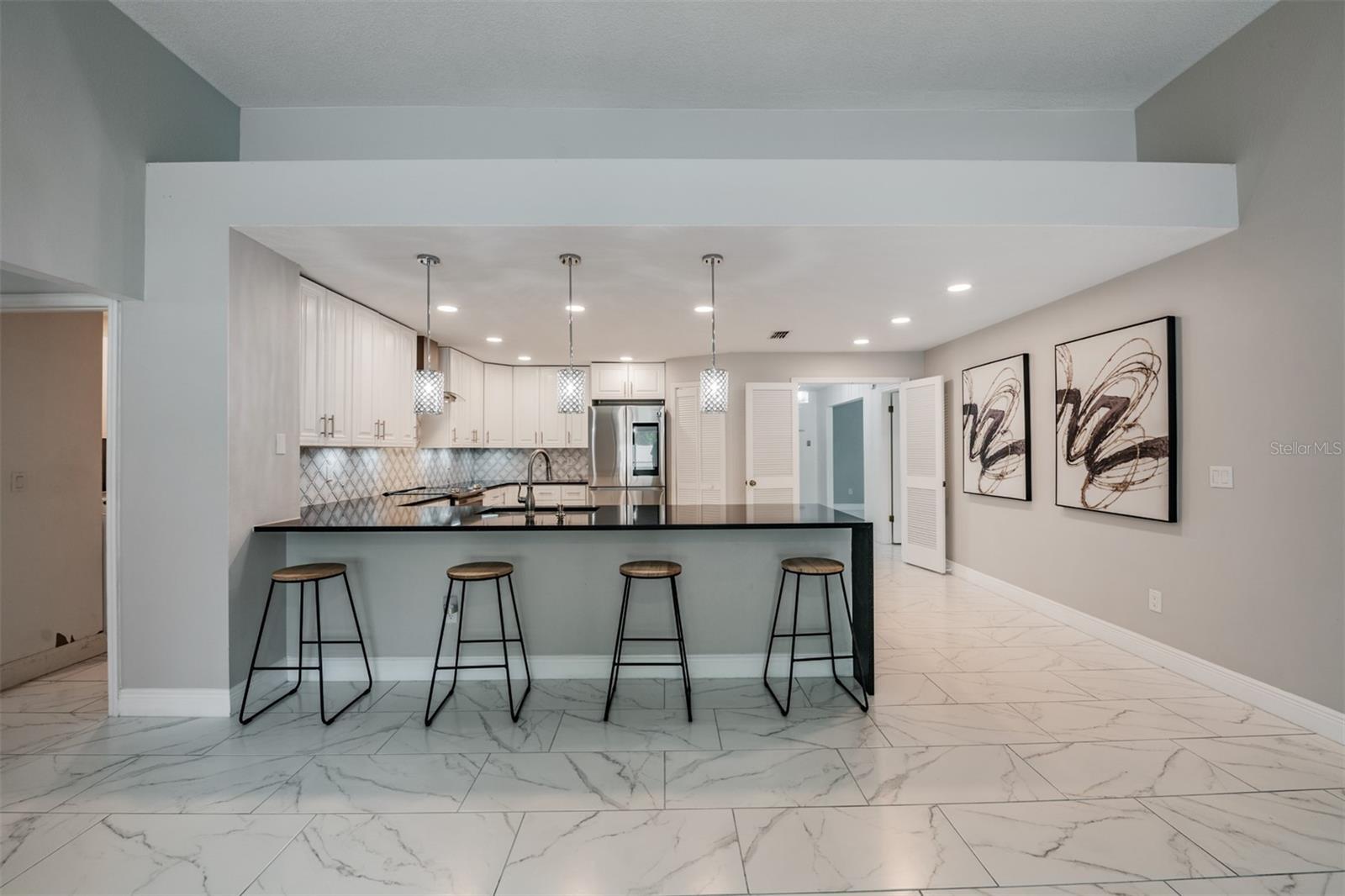 Listing photo id 7 for 9407 Pebble Glen Avenue