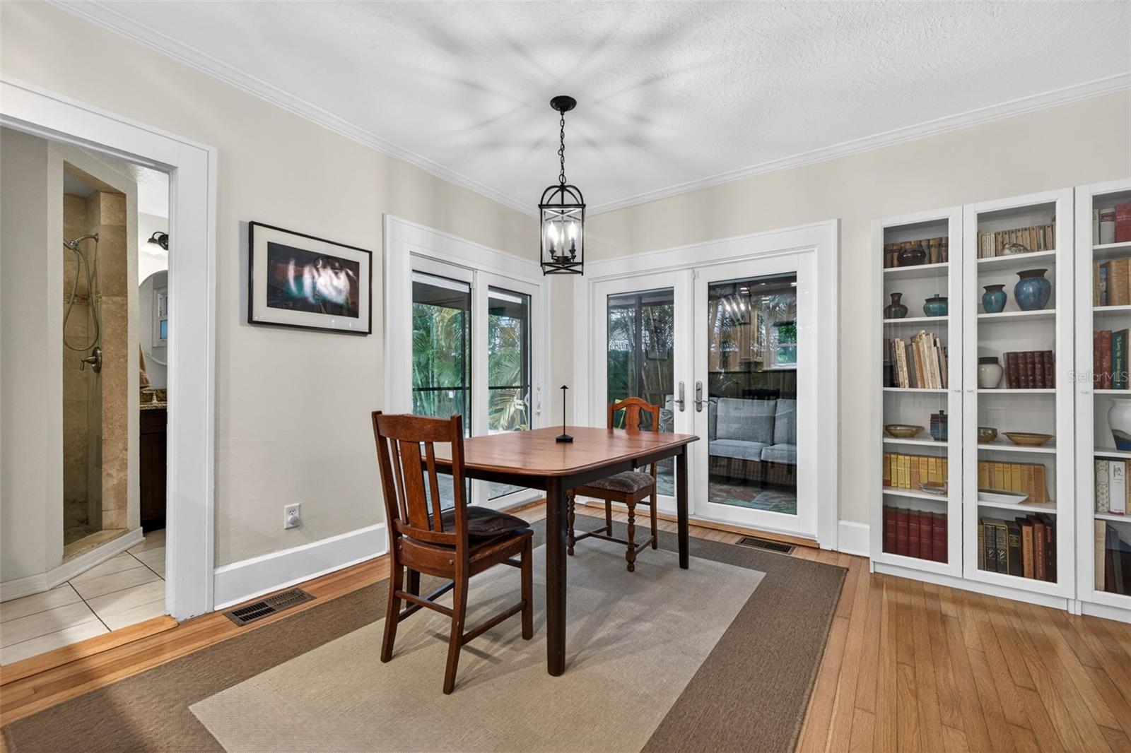 Listing photo id 9 for 2318 Woodlawn Circle E