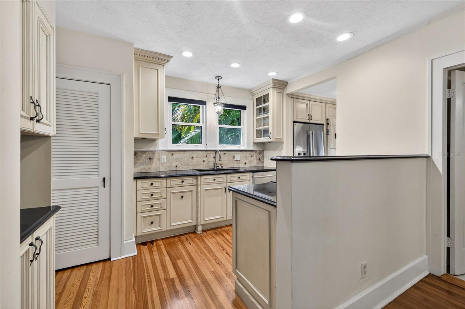 Listing photo id 10 for 2318 Woodlawn Circle E