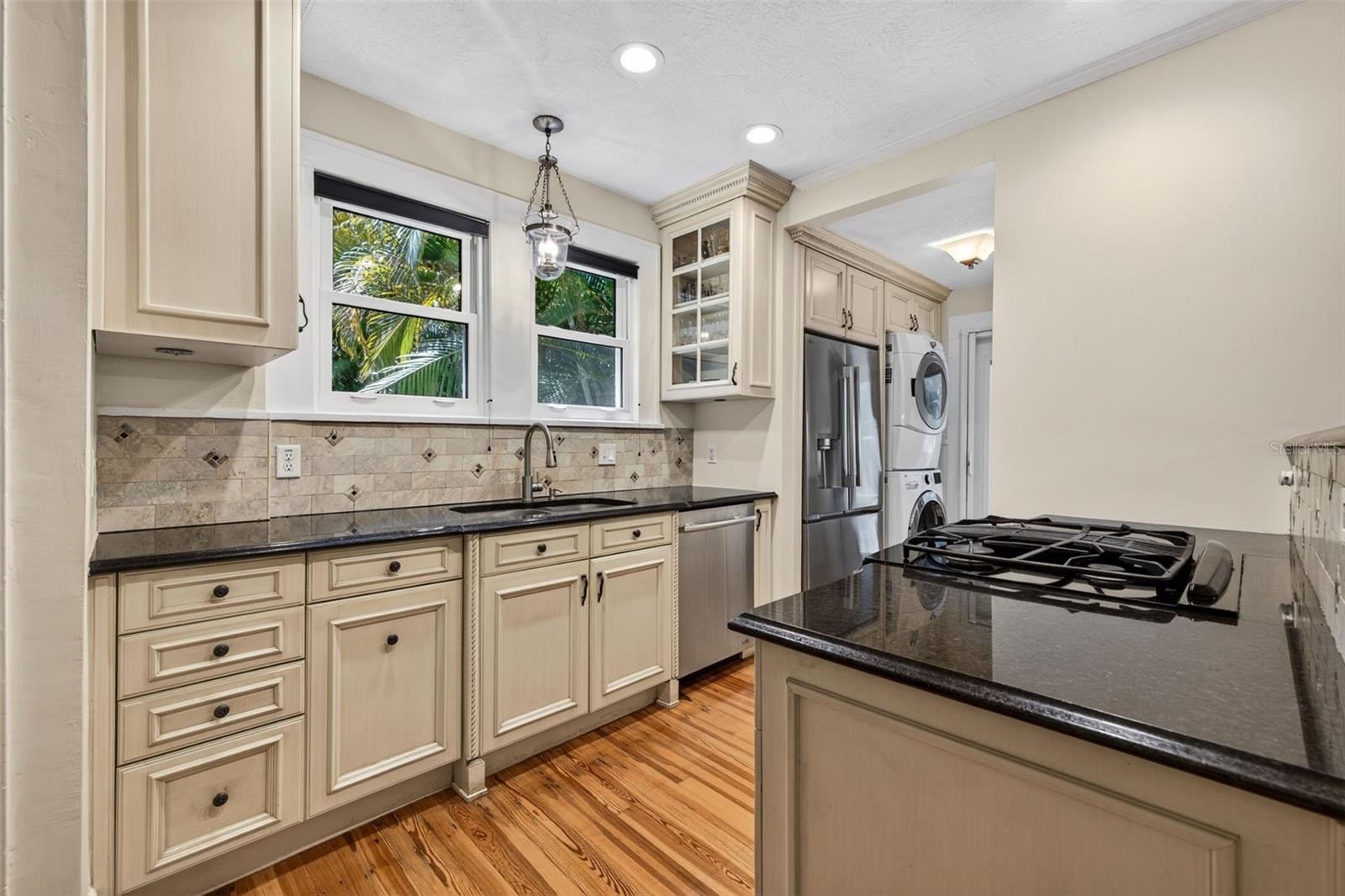 Listing photo id 11 for 2318 Woodlawn Circle E