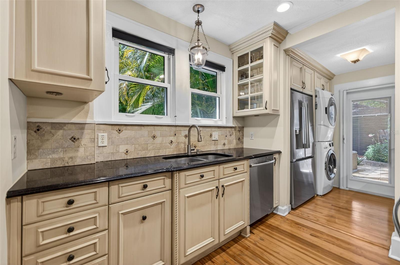 Listing photo id 12 for 2318 Woodlawn Circle E