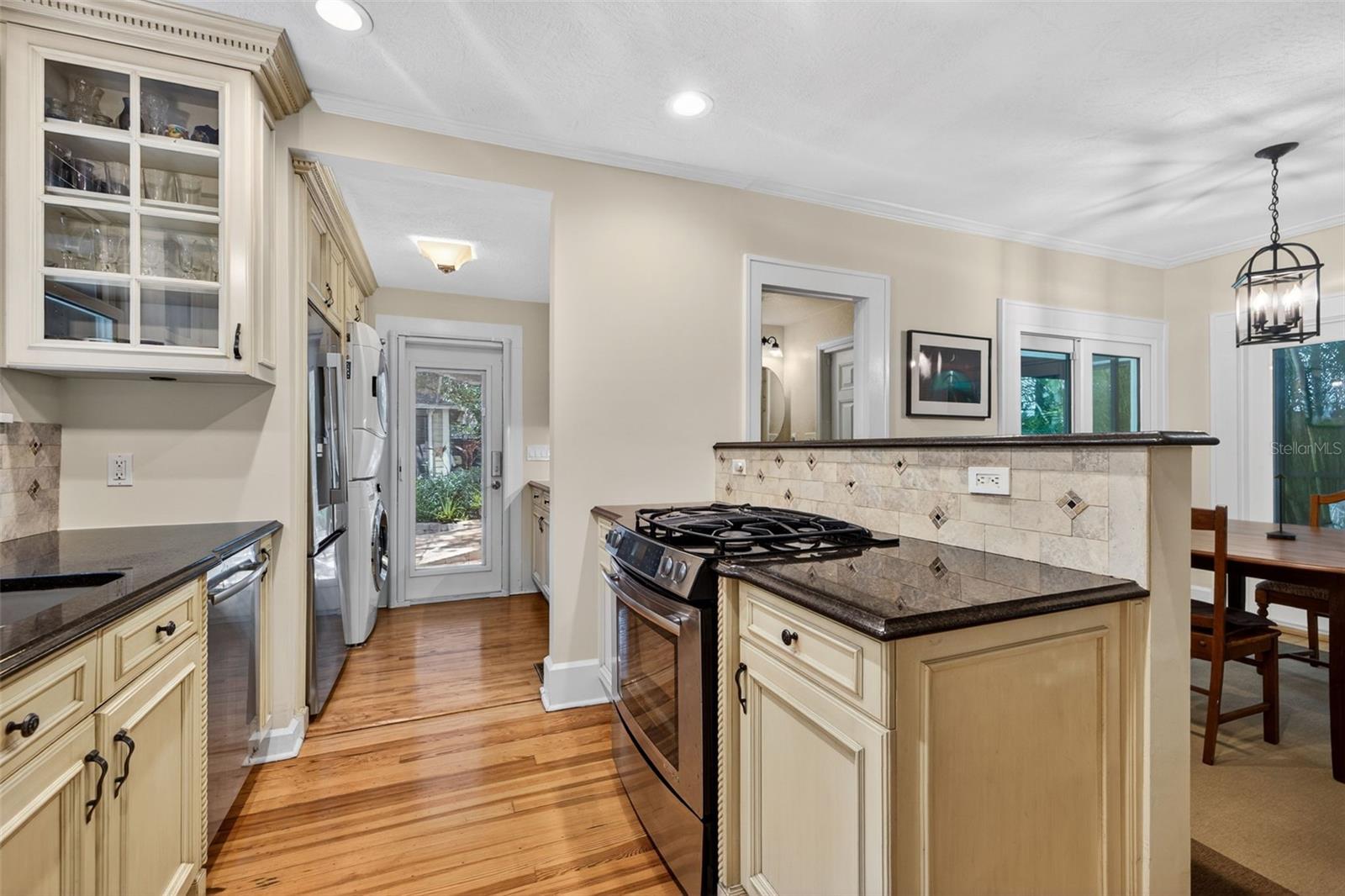 Listing photo id 13 for 2318 Woodlawn Circle E