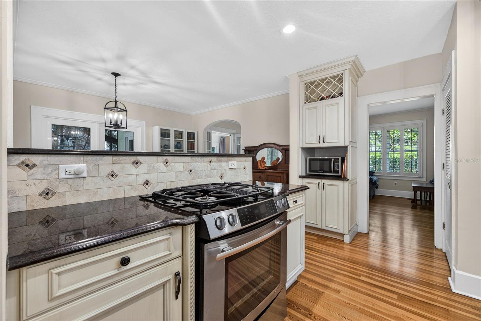 Listing photo id 14 for 2318 Woodlawn Circle E