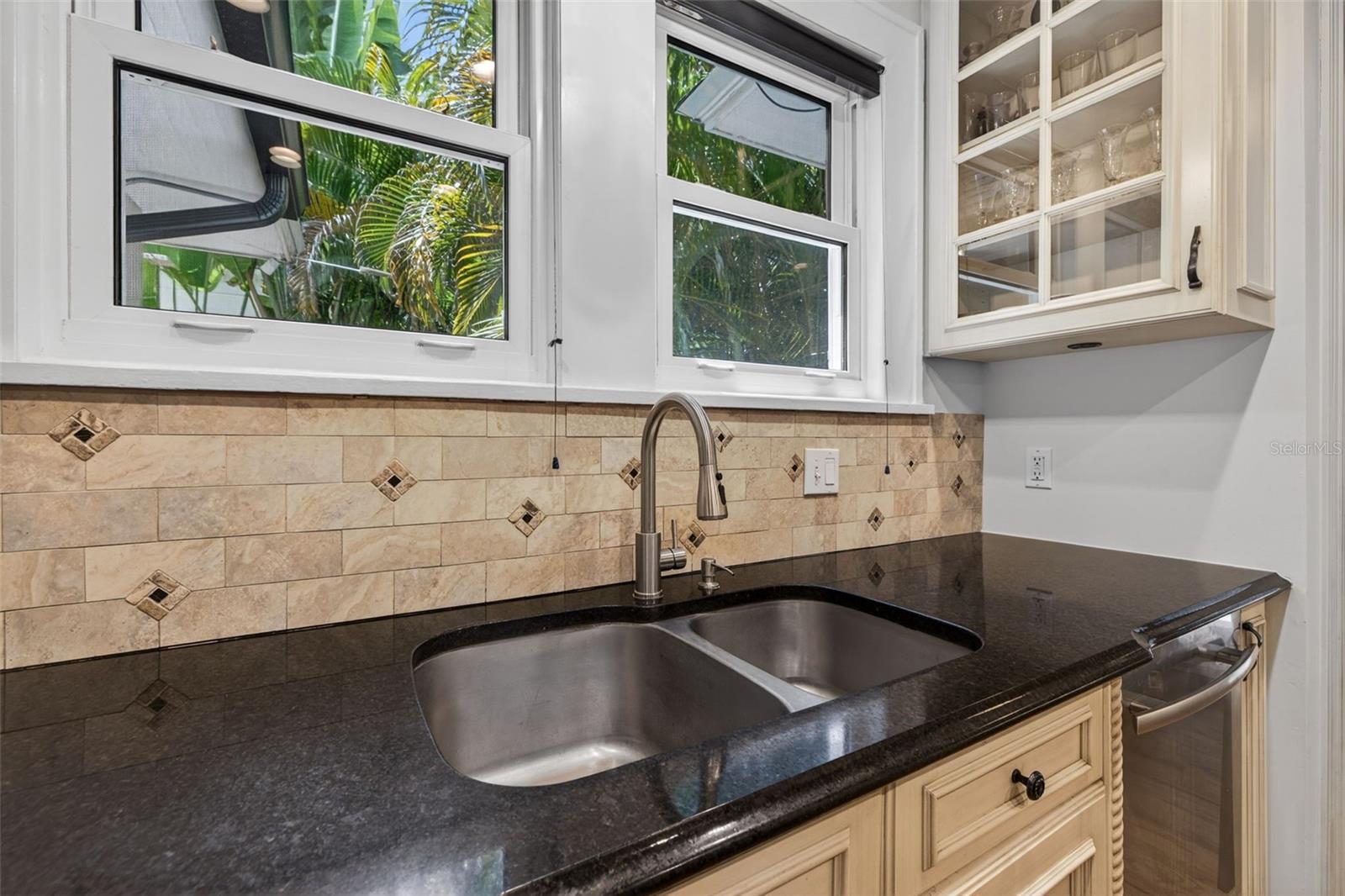 Listing photo id 15 for 2318 Woodlawn Circle E