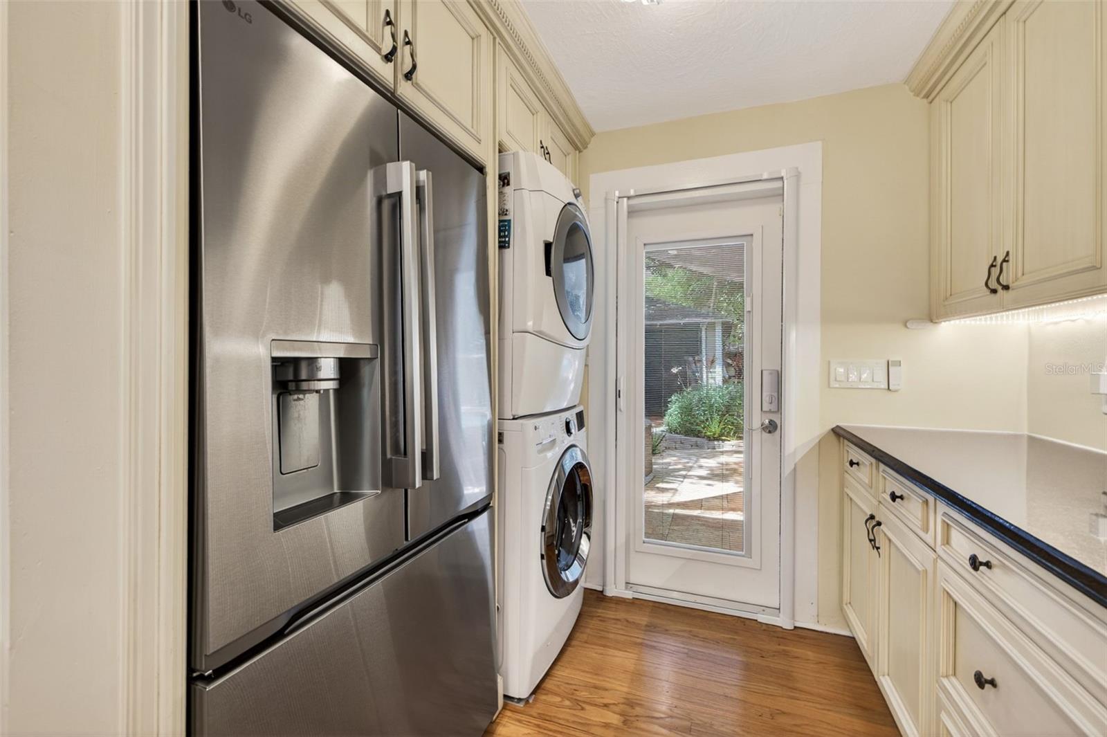 Listing photo id 16 for 2318 Woodlawn Circle E