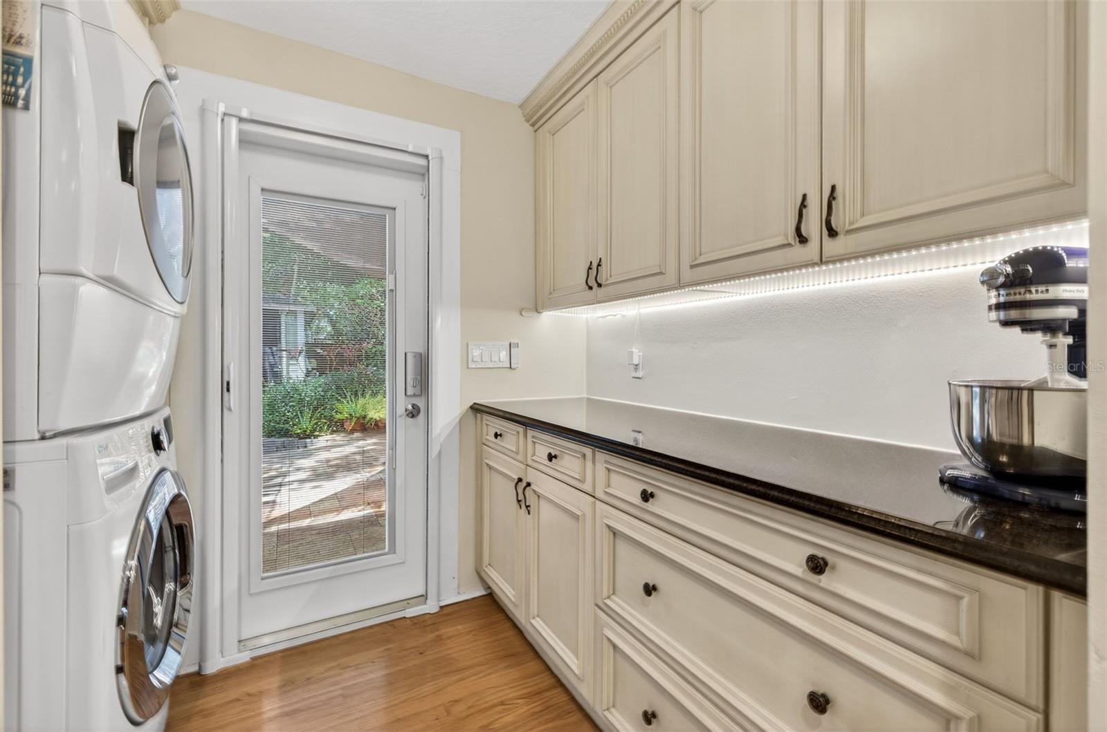 Listing photo id 17 for 2318 Woodlawn Circle E