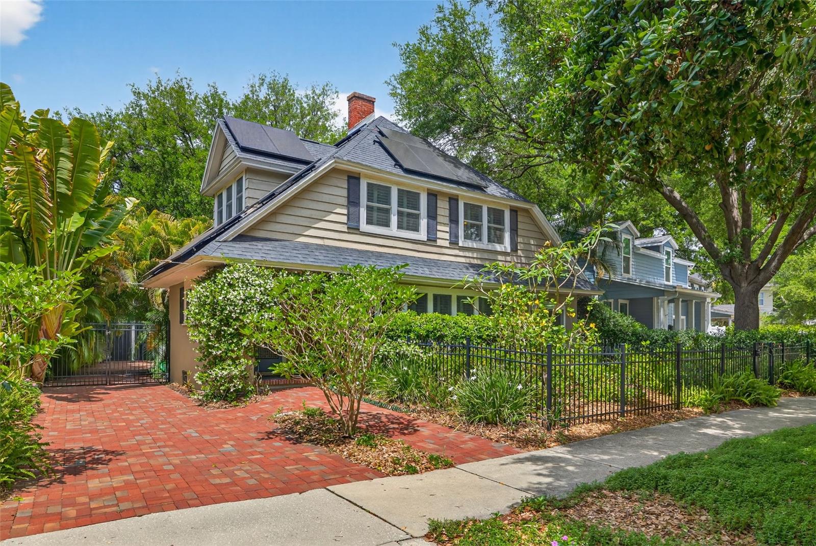 Listing photo id 0 for 2318 Woodlawn Circle E