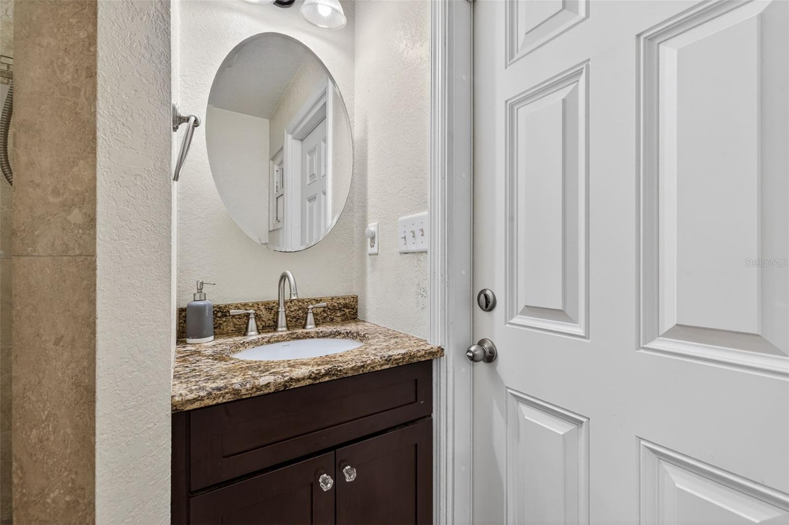 Listing photo id 18 for 2318 Woodlawn Circle E