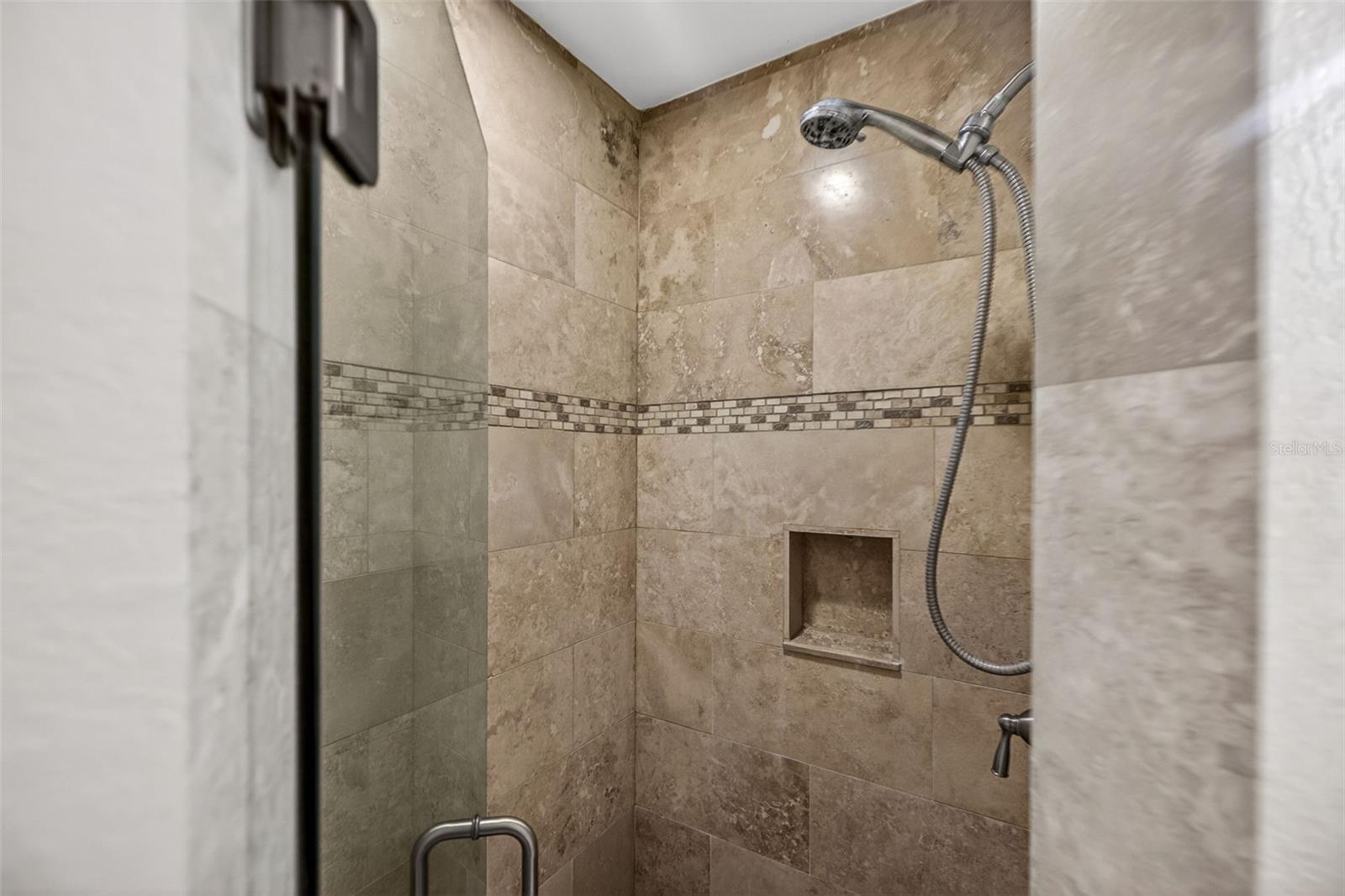 Listing photo id 19 for 2318 Woodlawn Circle E