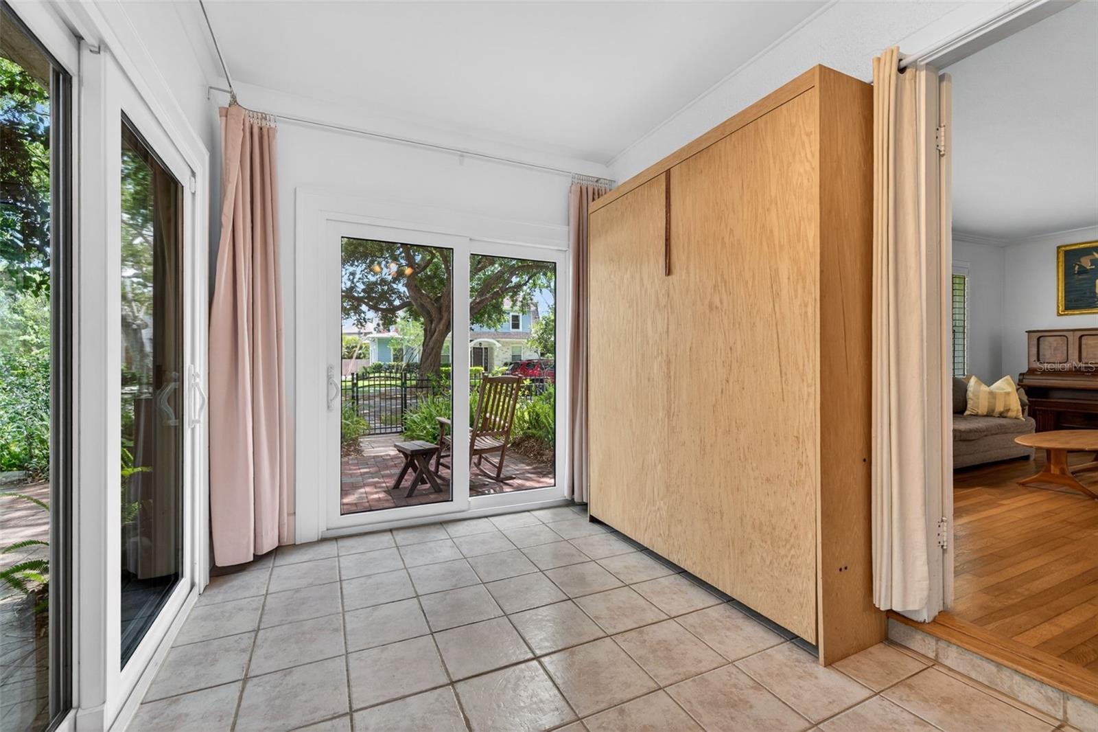 Listing photo id 20 for 2318 Woodlawn Circle E