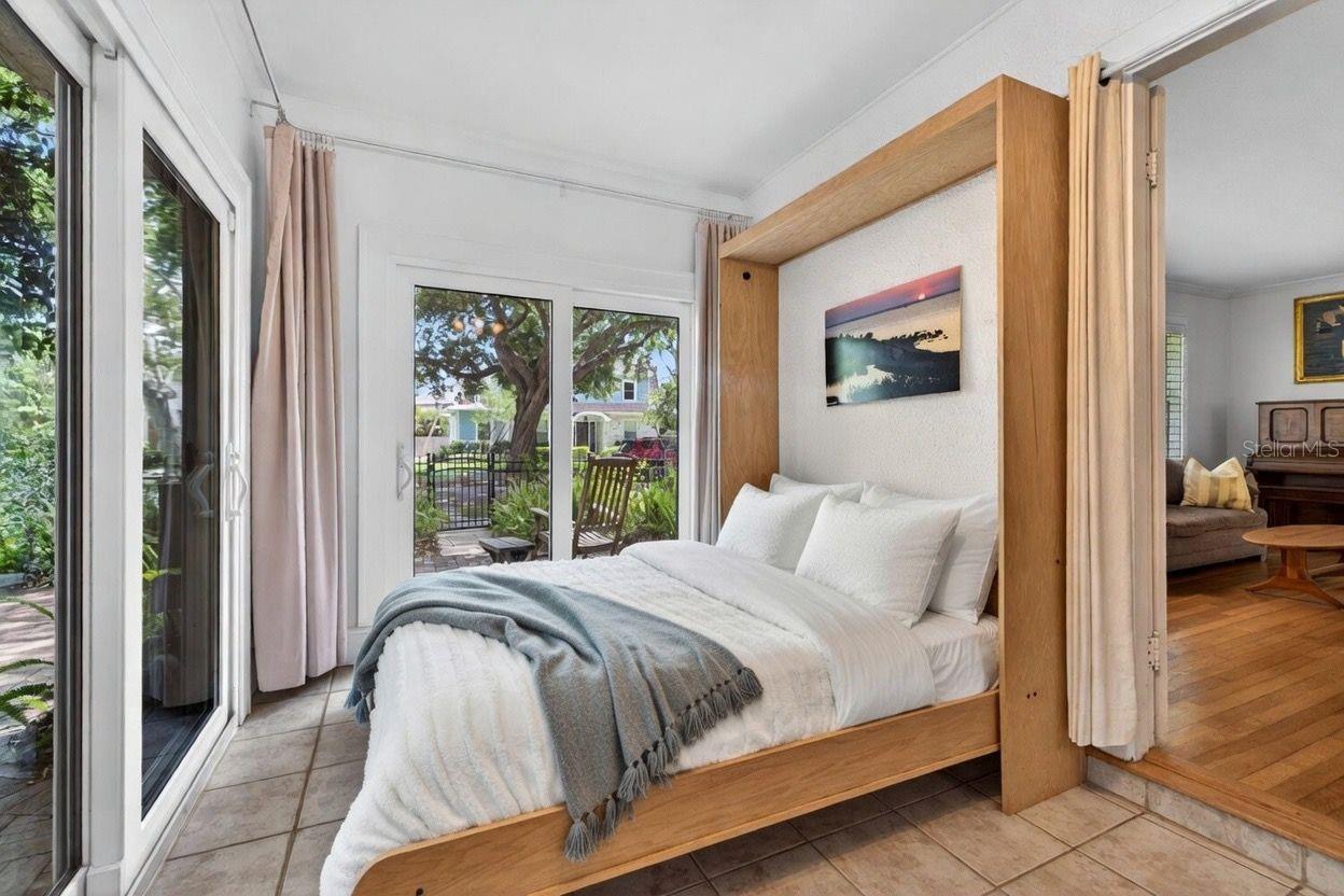 Listing photo id 21 for 2318 Woodlawn Circle E