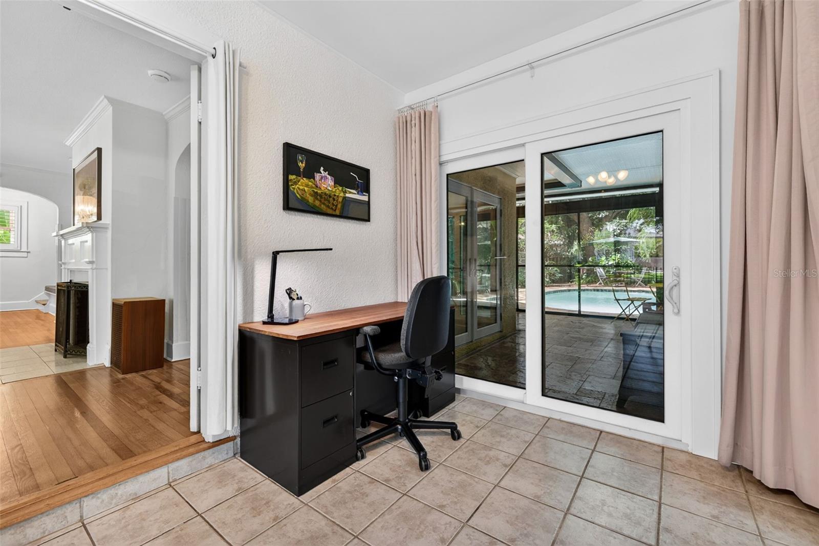 Listing photo id 22 for 2318 Woodlawn Circle E