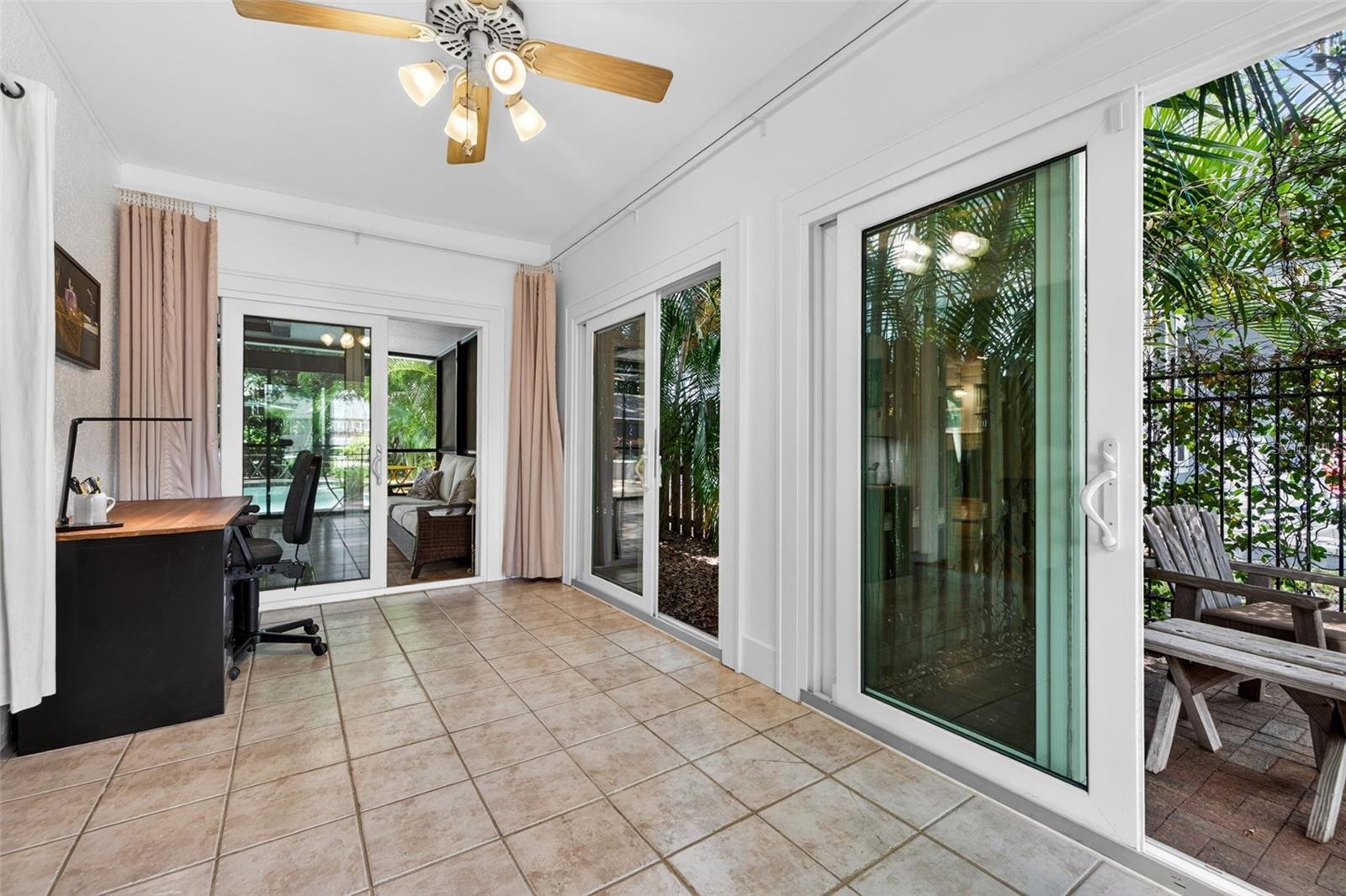 Listing photo id 23 for 2318 Woodlawn Circle E