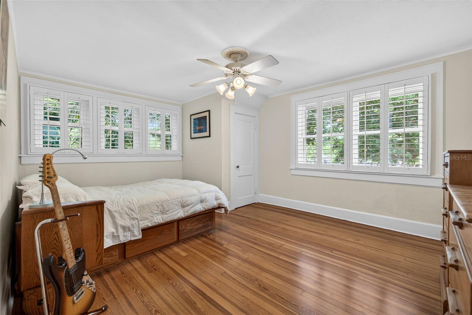 Listing photo id 25 for 2318 Woodlawn Circle E