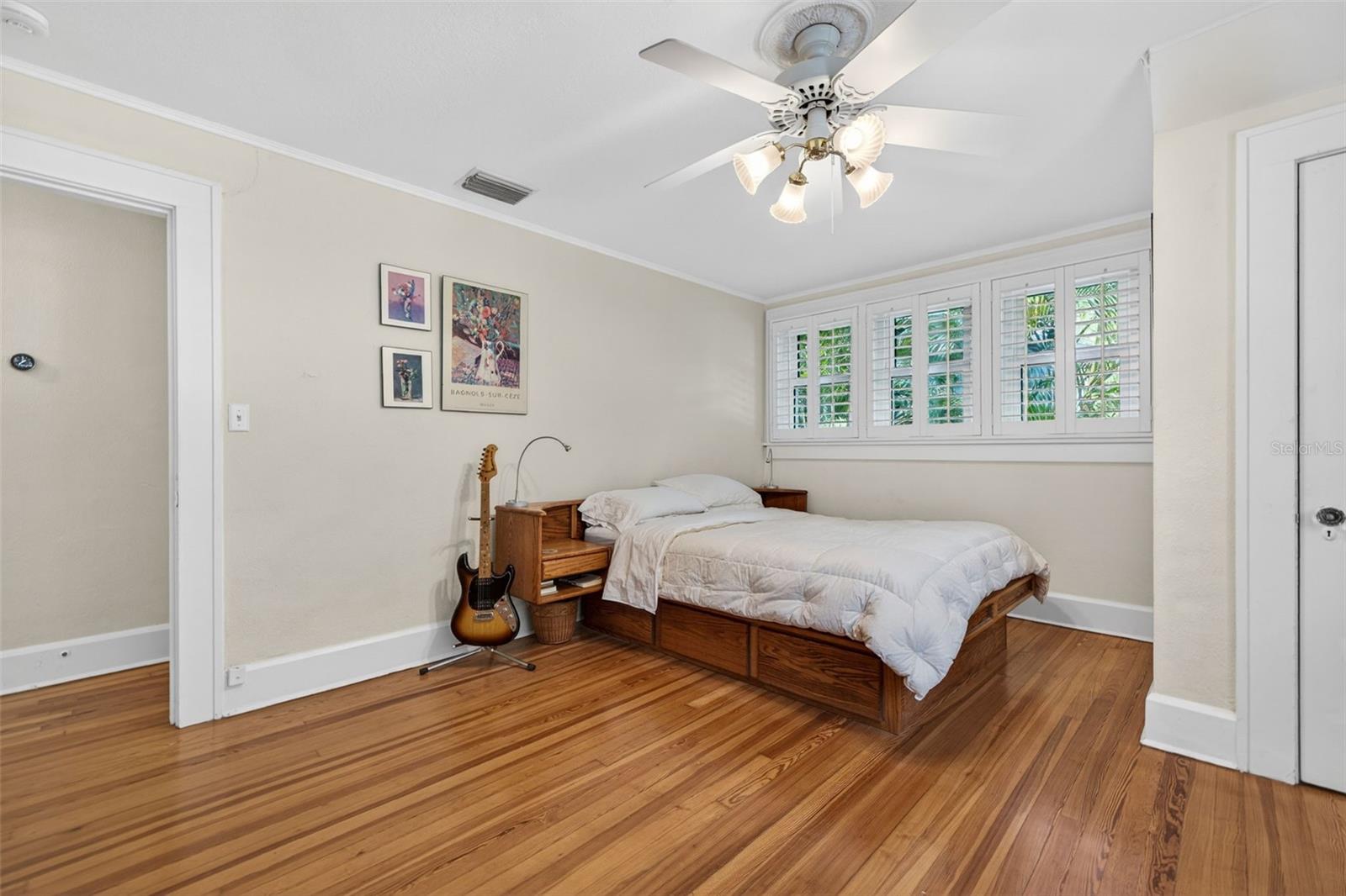 Listing photo id 26 for 2318 Woodlawn Circle E