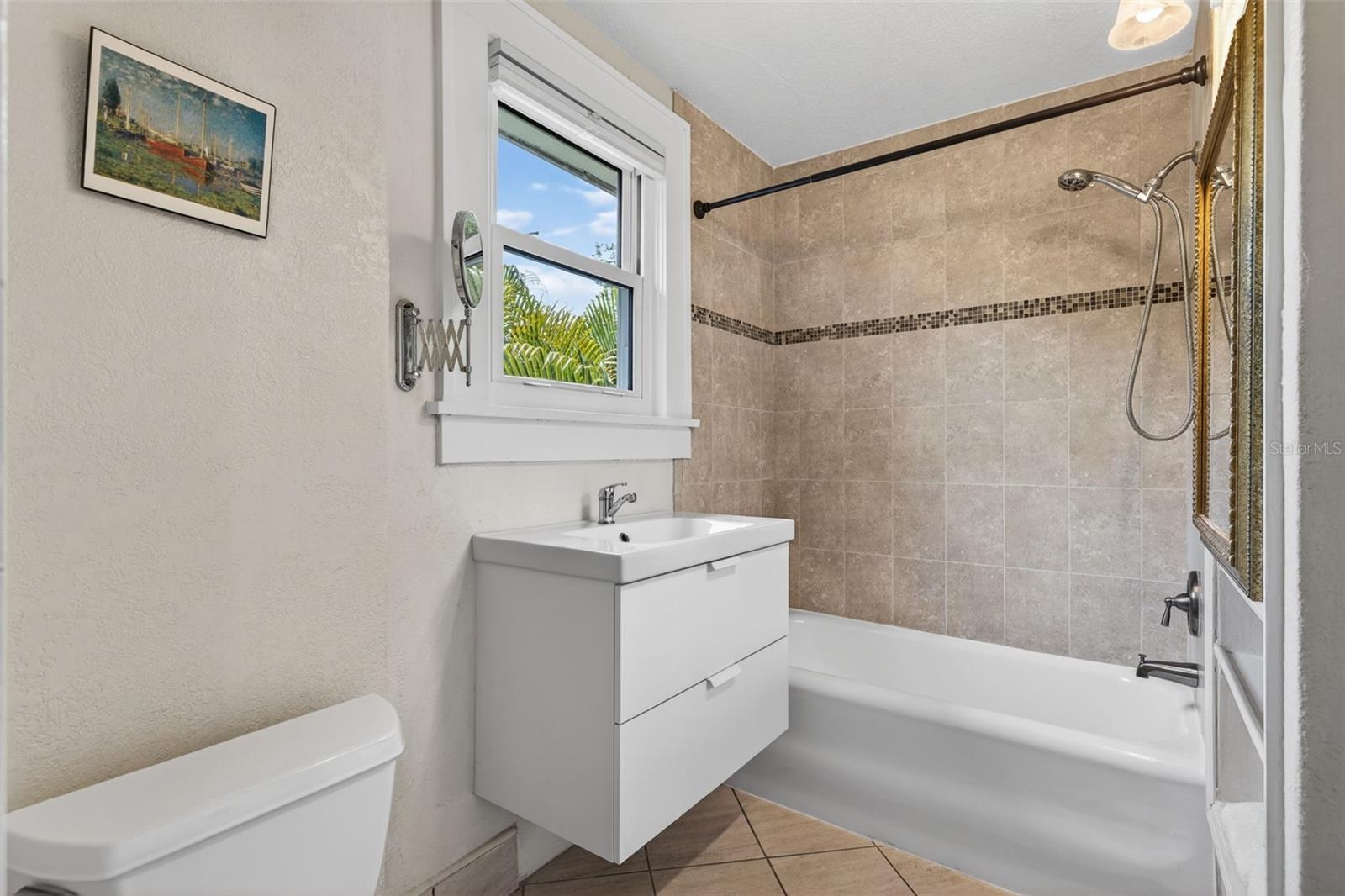 Listing photo id 27 for 2318 Woodlawn Circle E