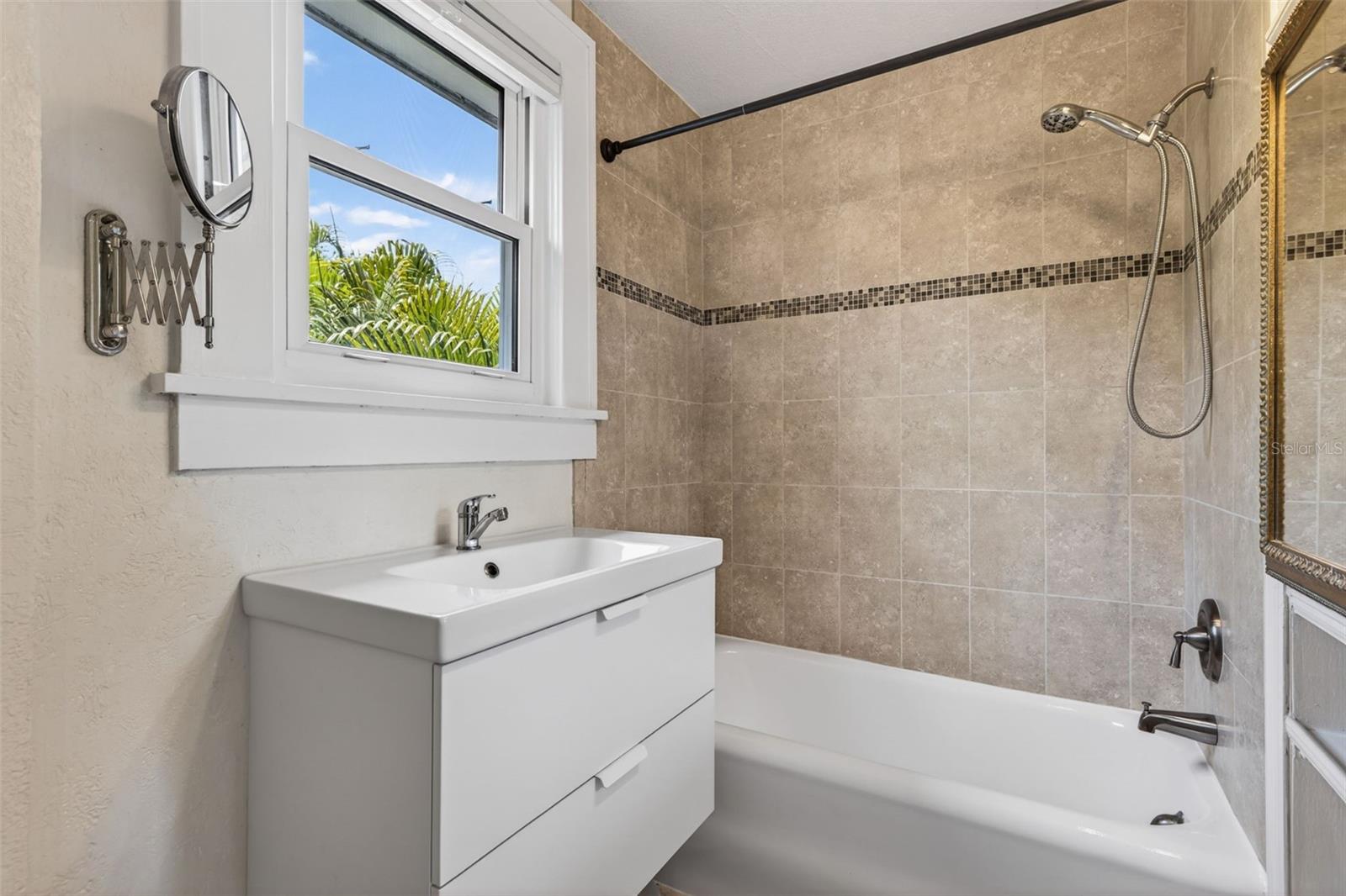 Listing photo id 28 for 2318 Woodlawn Circle E