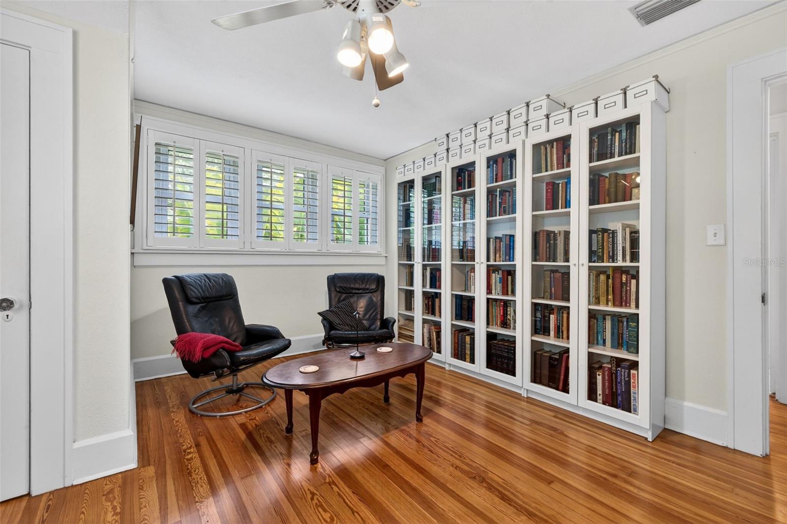 Listing photo id 30 for 2318 Woodlawn Circle E