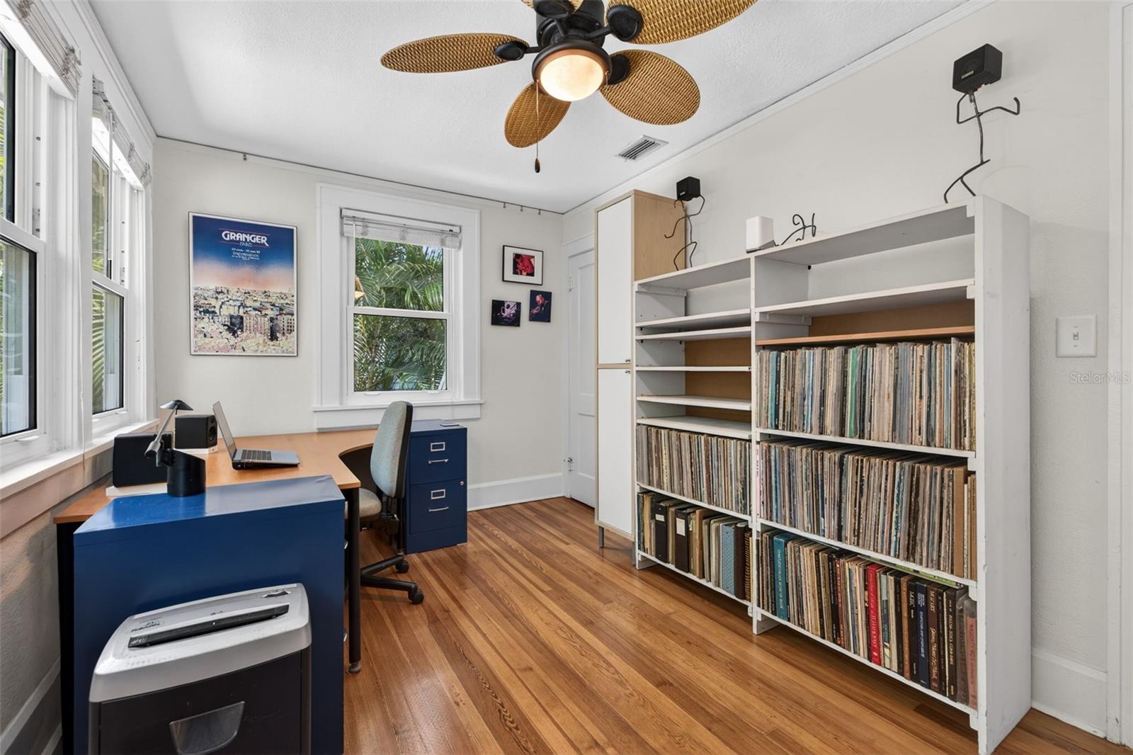 Listing photo id 32 for 2318 Woodlawn Circle E