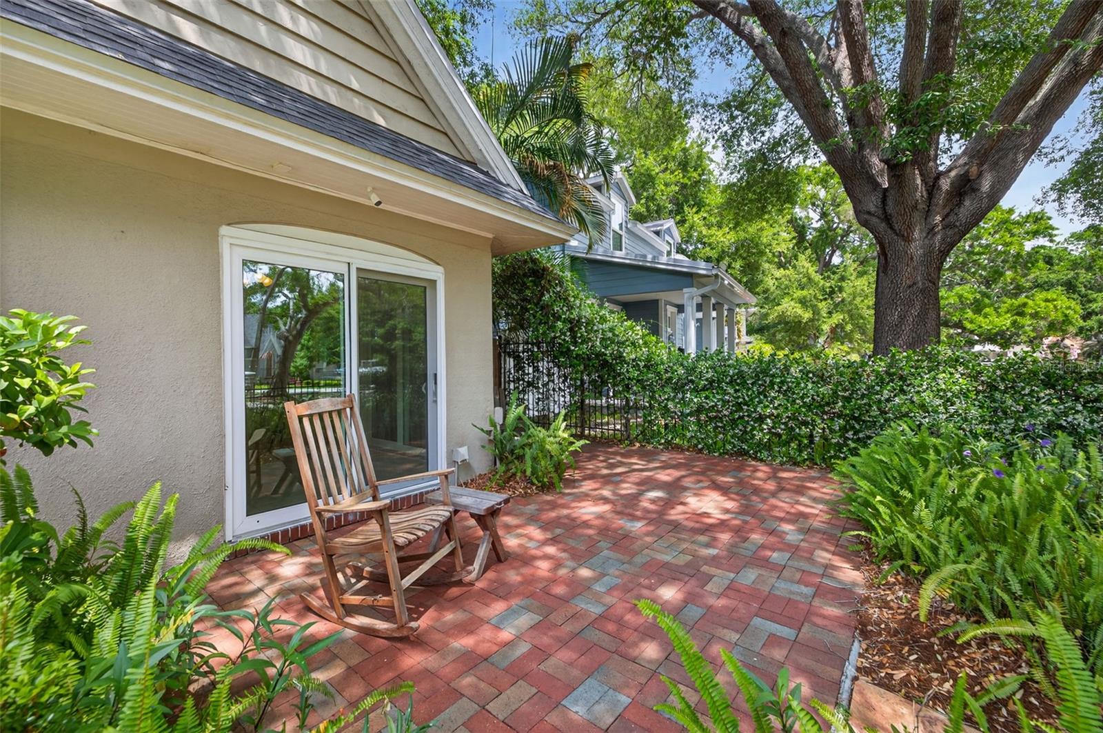 Listing photo id 33 for 2318 Woodlawn Circle E