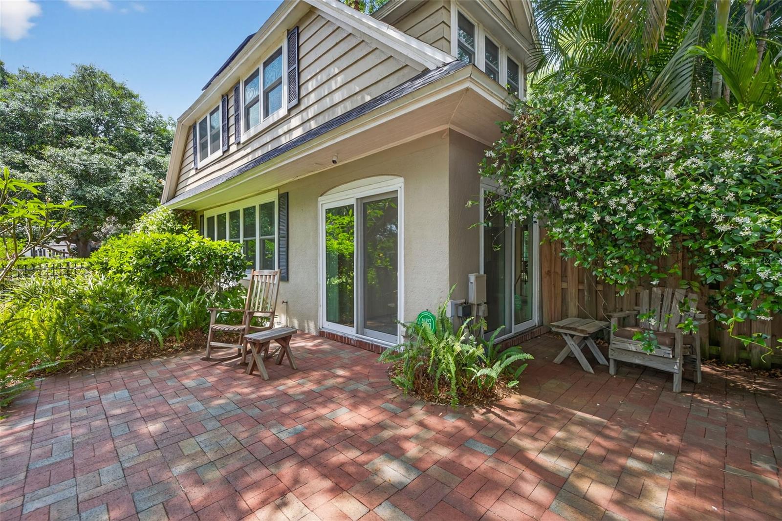 Listing photo id 34 for 2318 Woodlawn Circle E