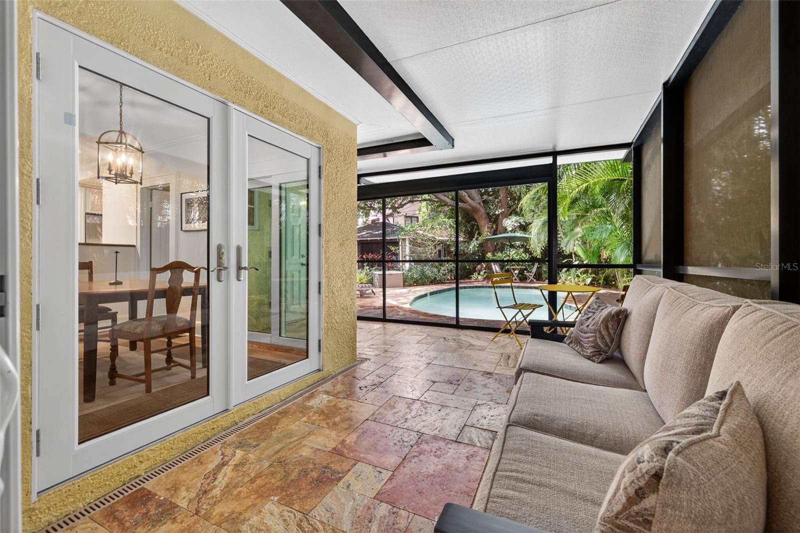 Listing photo id 35 for 2318 Woodlawn Circle E