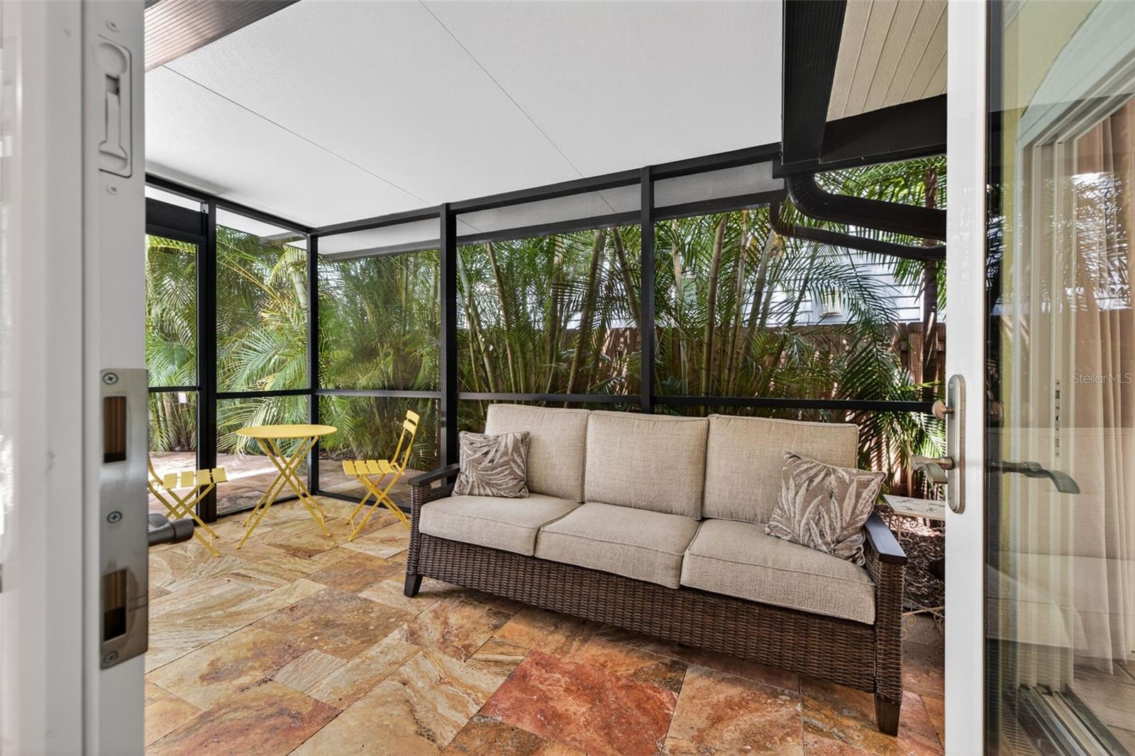 Listing photo id 36 for 2318 Woodlawn Circle E