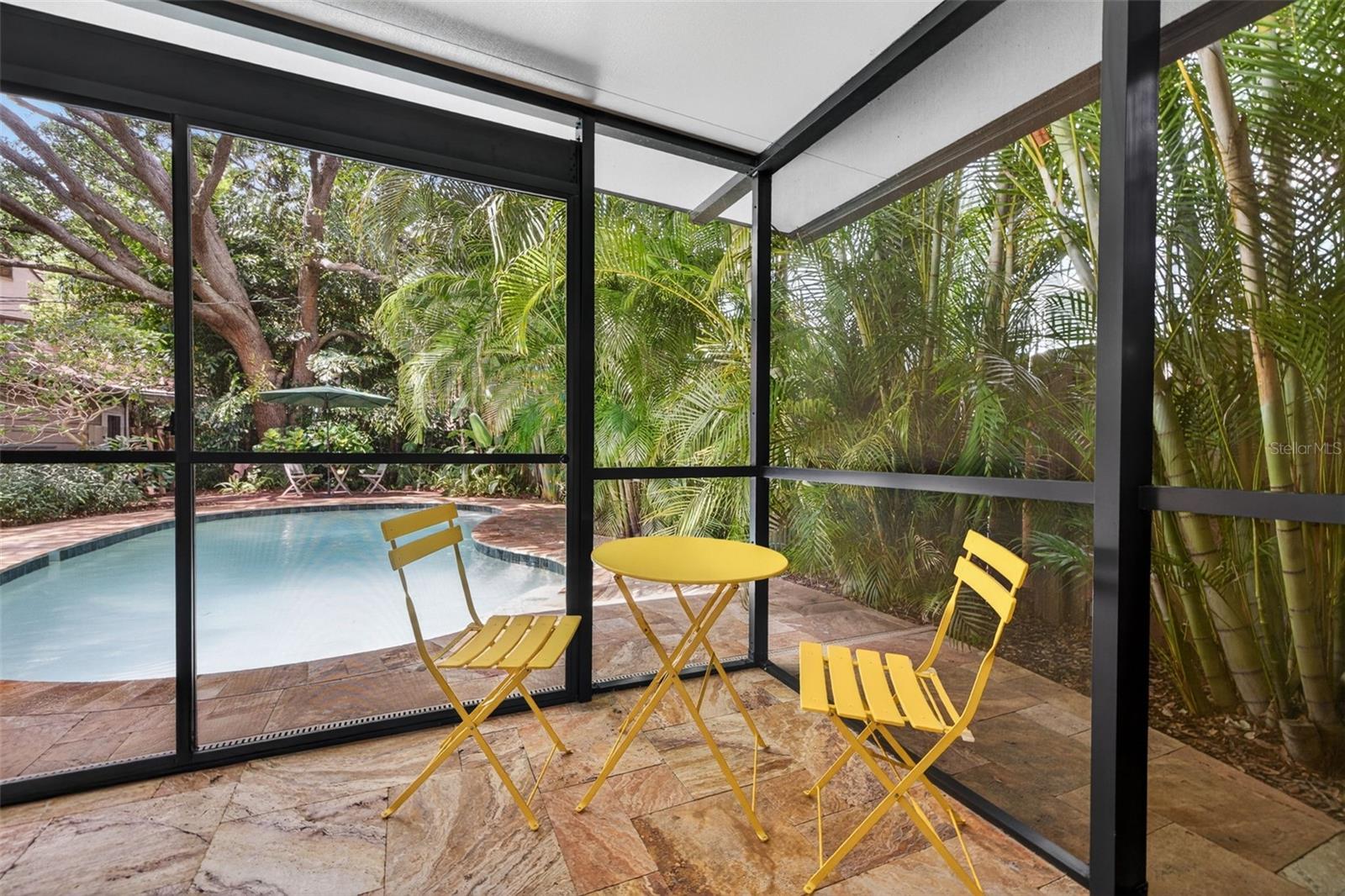 Listing photo id 37 for 2318 Woodlawn Circle E