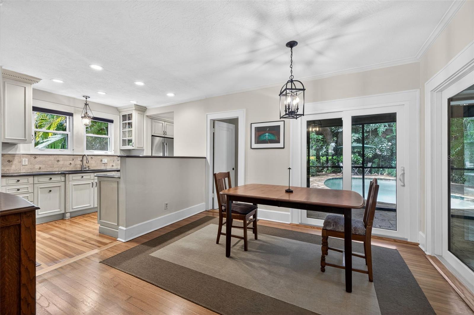 Listing photo id 2 for 2318 Woodlawn Circle E