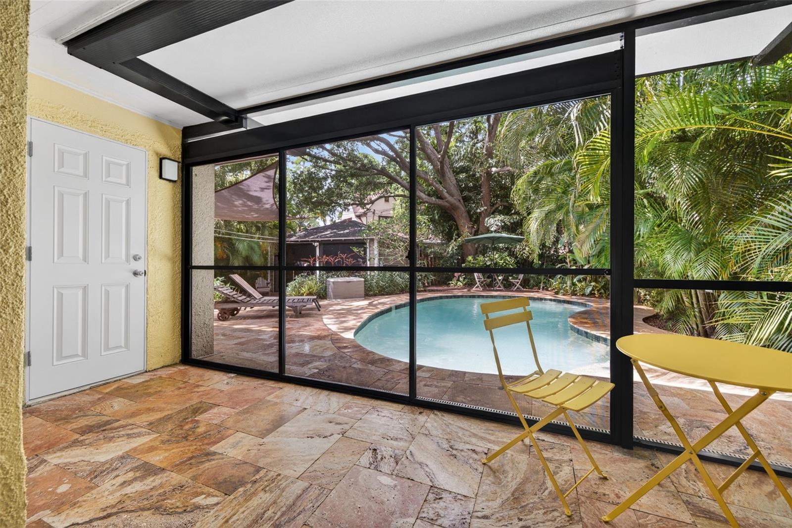 Listing photo id 38 for 2318 Woodlawn Circle E