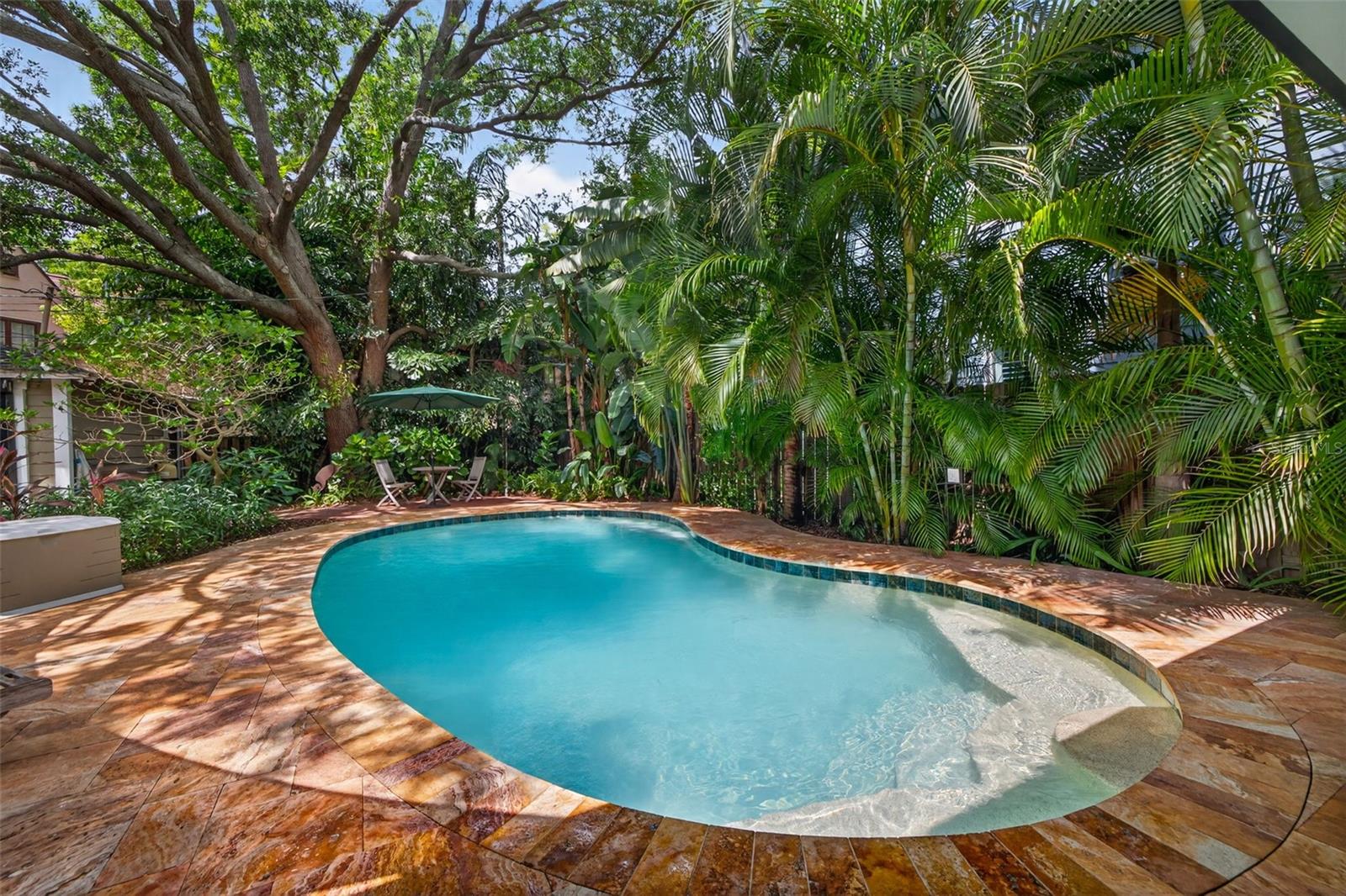 Listing photo id 40 for 2318 Woodlawn Circle E