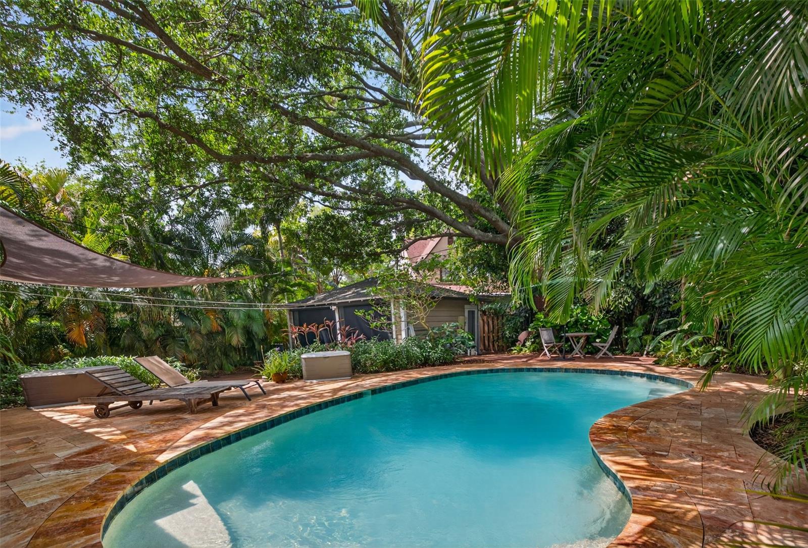 Listing photo id 41 for 2318 Woodlawn Circle E