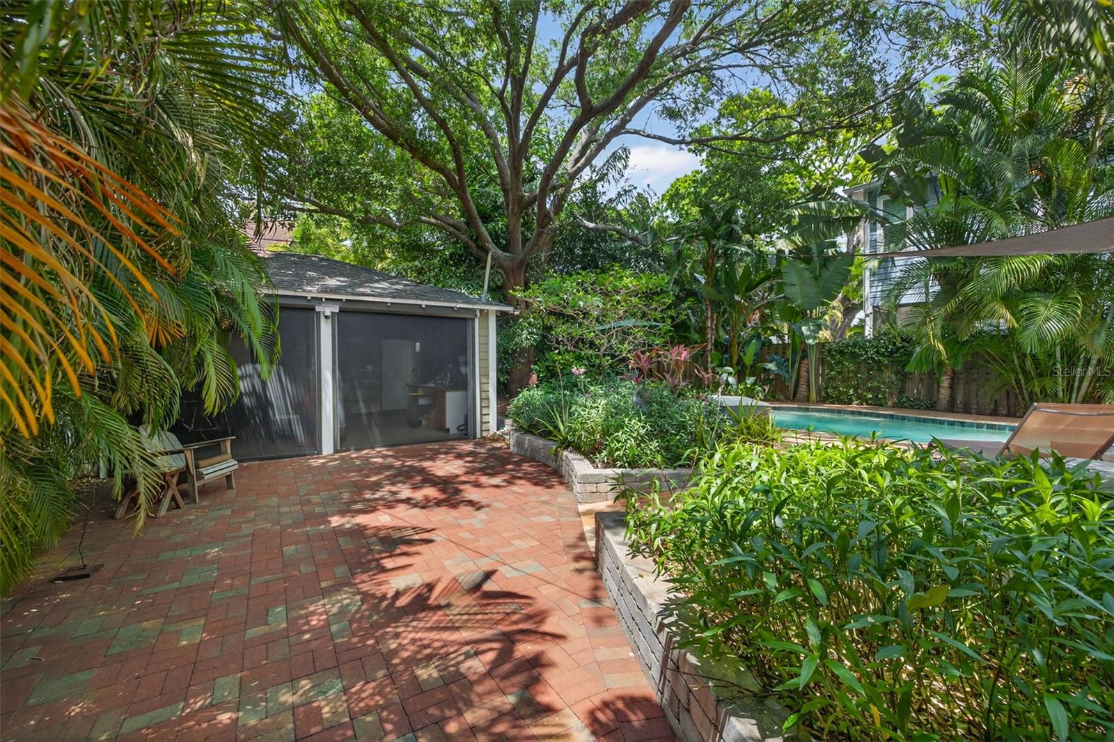 Listing photo id 42 for 2318 Woodlawn Circle E