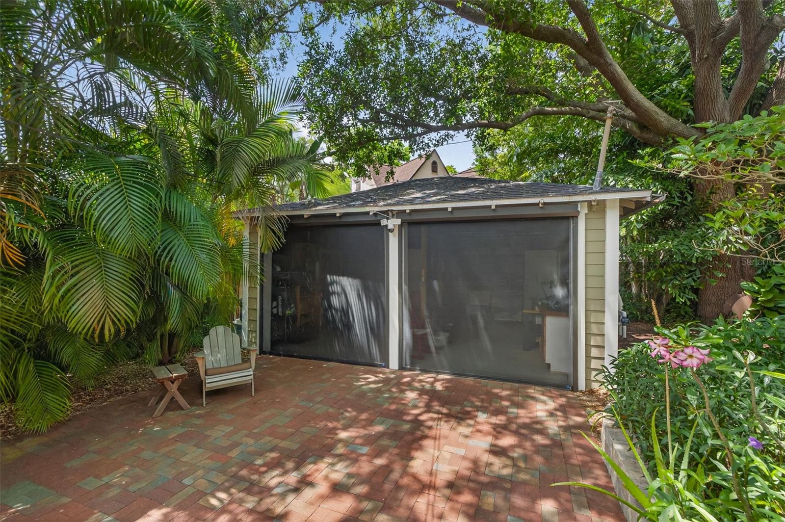 Listing photo id 43 for 2318 Woodlawn Circle E