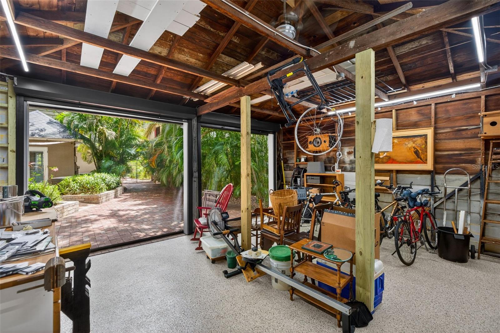 Listing photo id 44 for 2318 Woodlawn Circle E