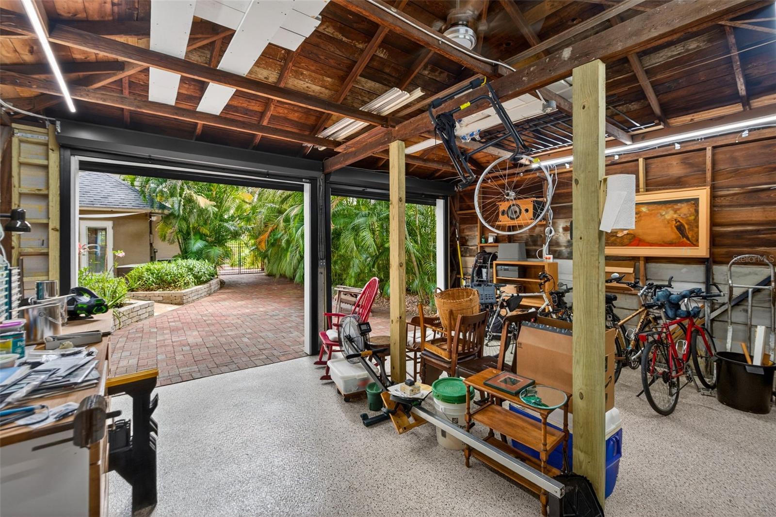 Listing photo id 46 for 2318 Woodlawn Circle E