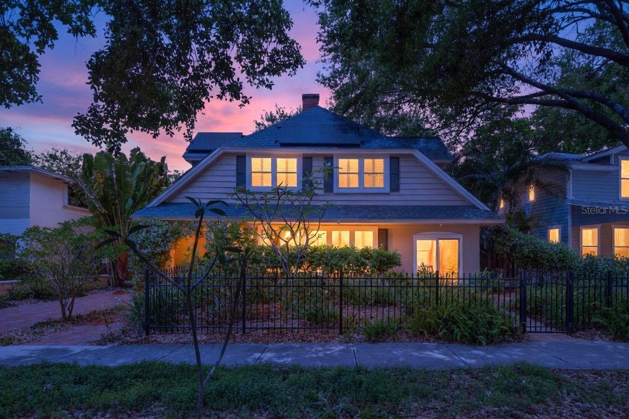 Listing photo id 3 for 2318 Woodlawn Circle E