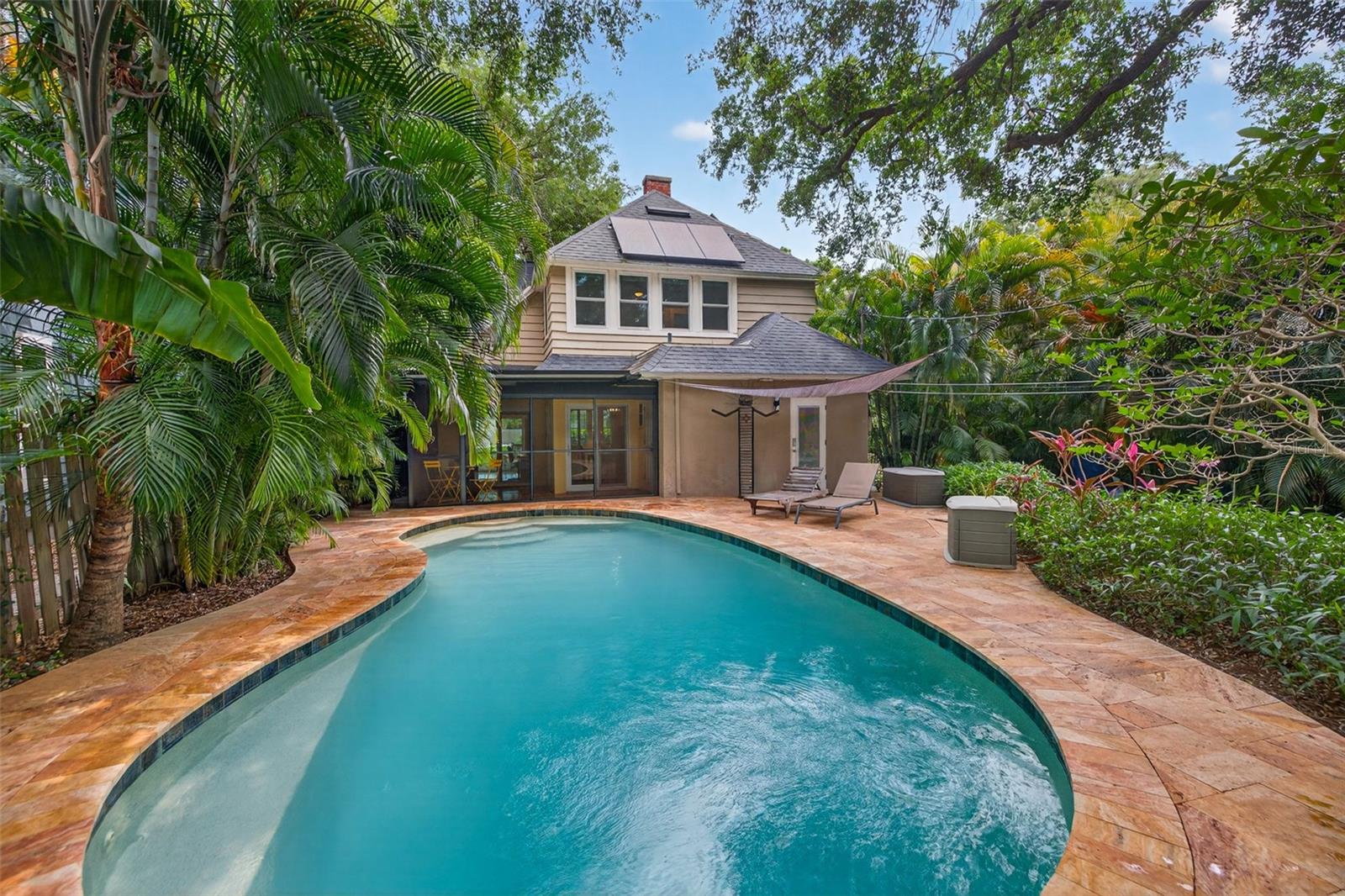 Listing photo id 48 for 2318 Woodlawn Circle E