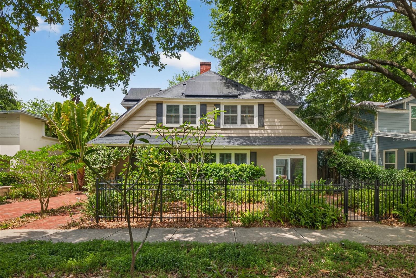 Listing photo id 49 for 2318 Woodlawn Circle E