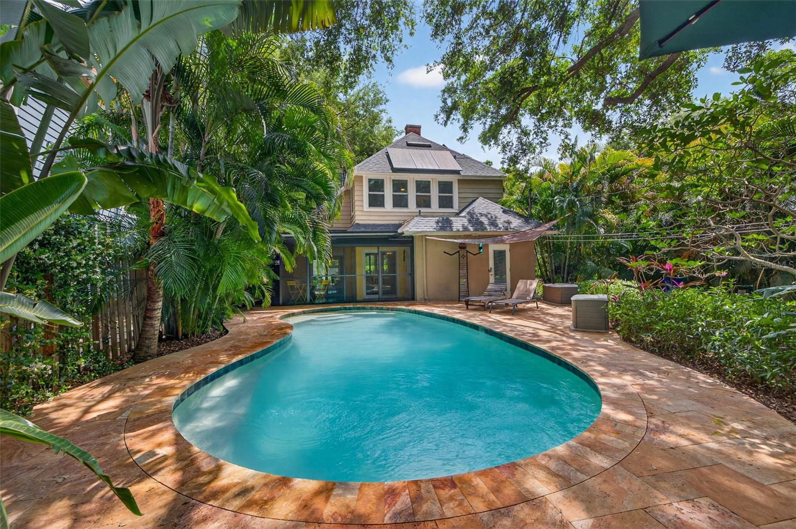 Listing photo id 52 for 2318 Woodlawn Circle E