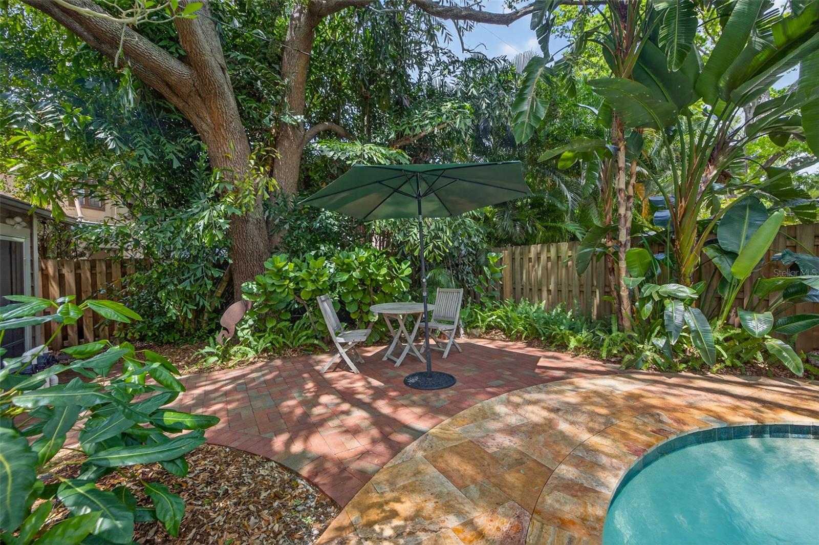 Listing photo id 54 for 2318 Woodlawn Circle E