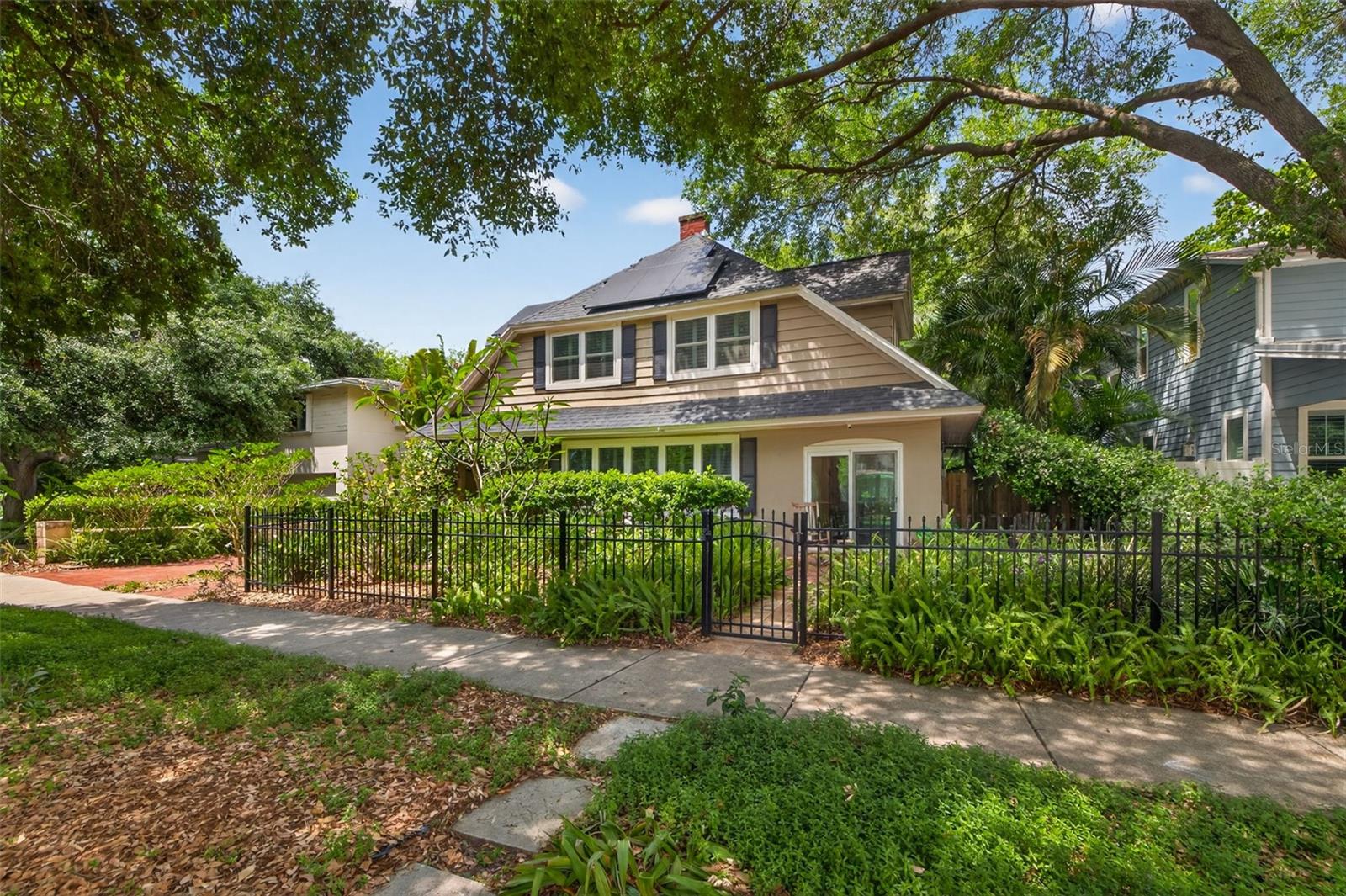 Listing photo id 55 for 2318 Woodlawn Circle E