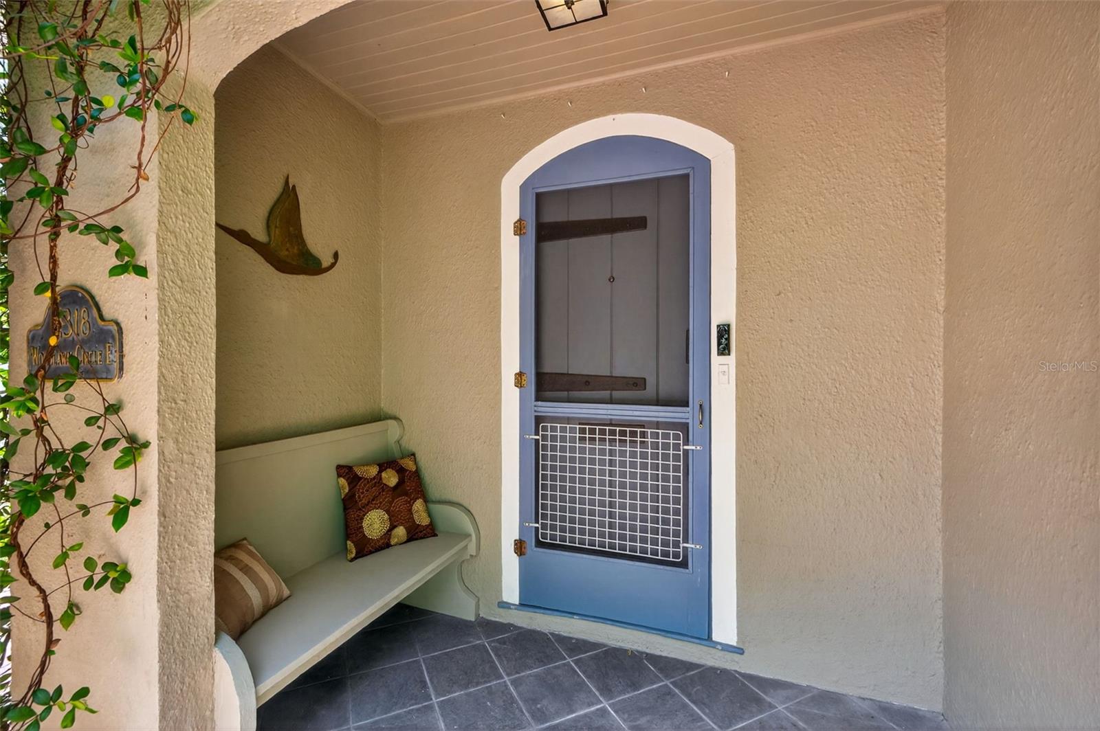 Listing photo id 4 for 2318 Woodlawn Circle E