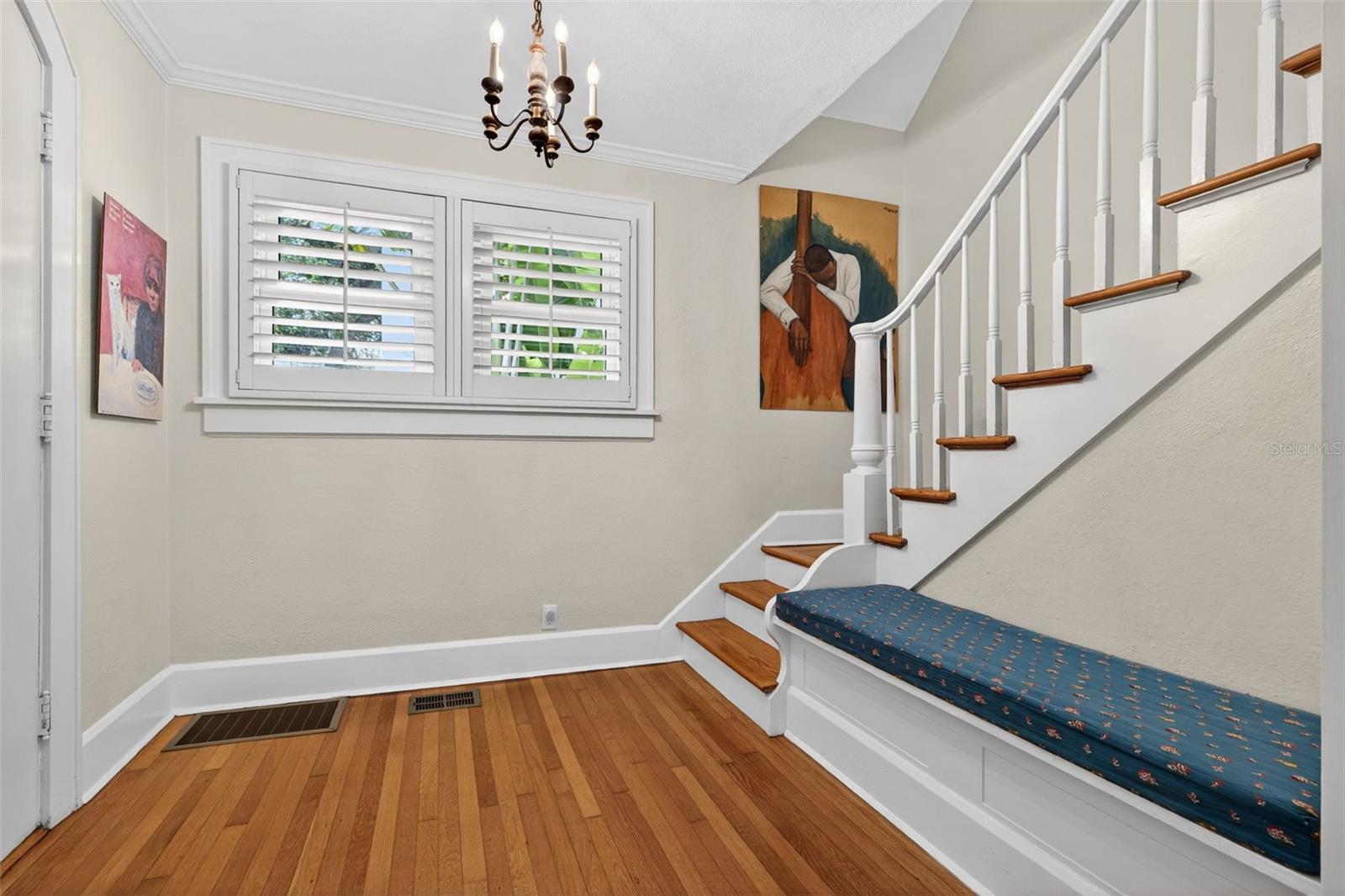 Listing photo id 6 for 2318 Woodlawn Circle E