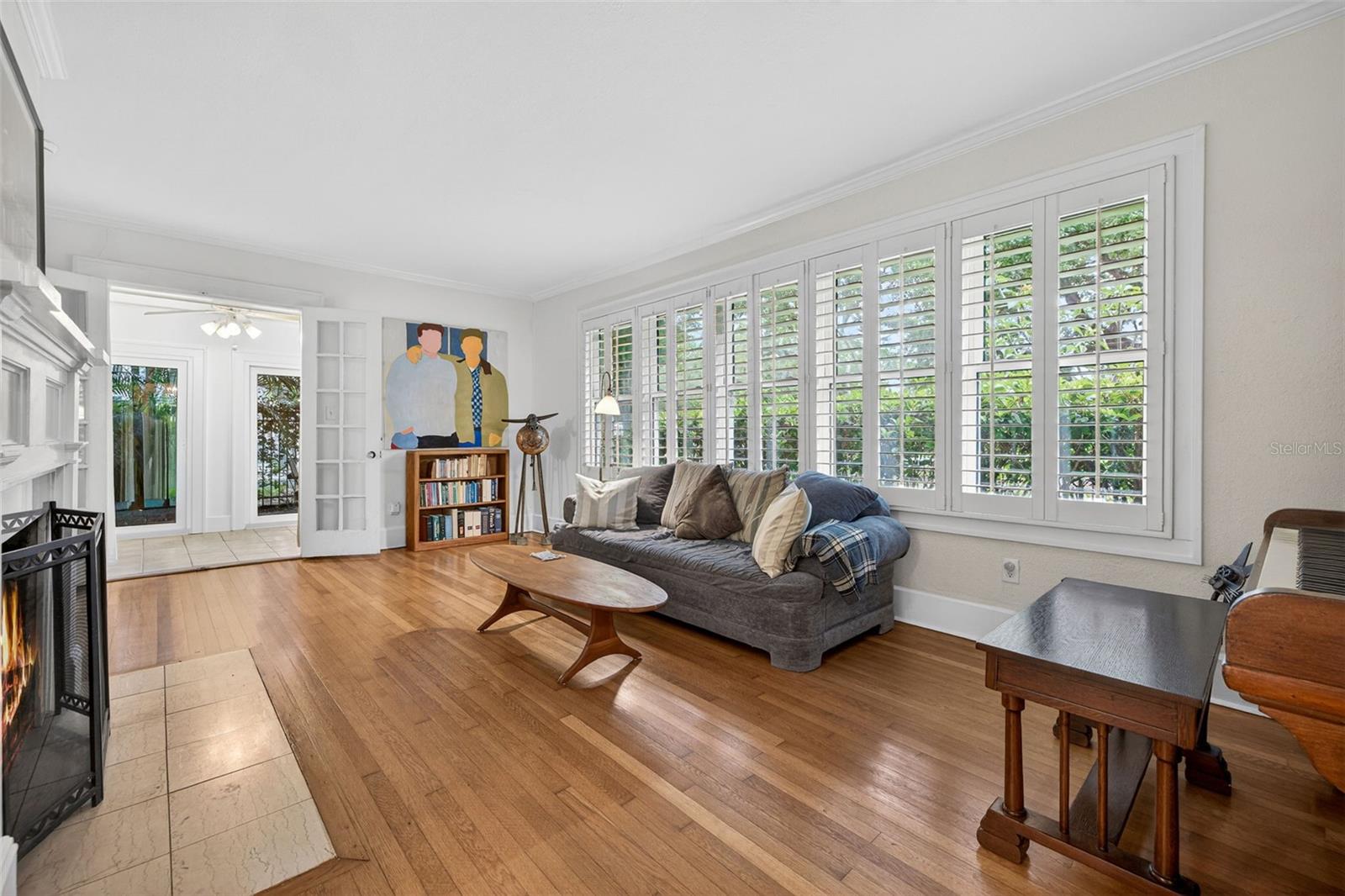 Listing photo id 7 for 2318 Woodlawn Circle E