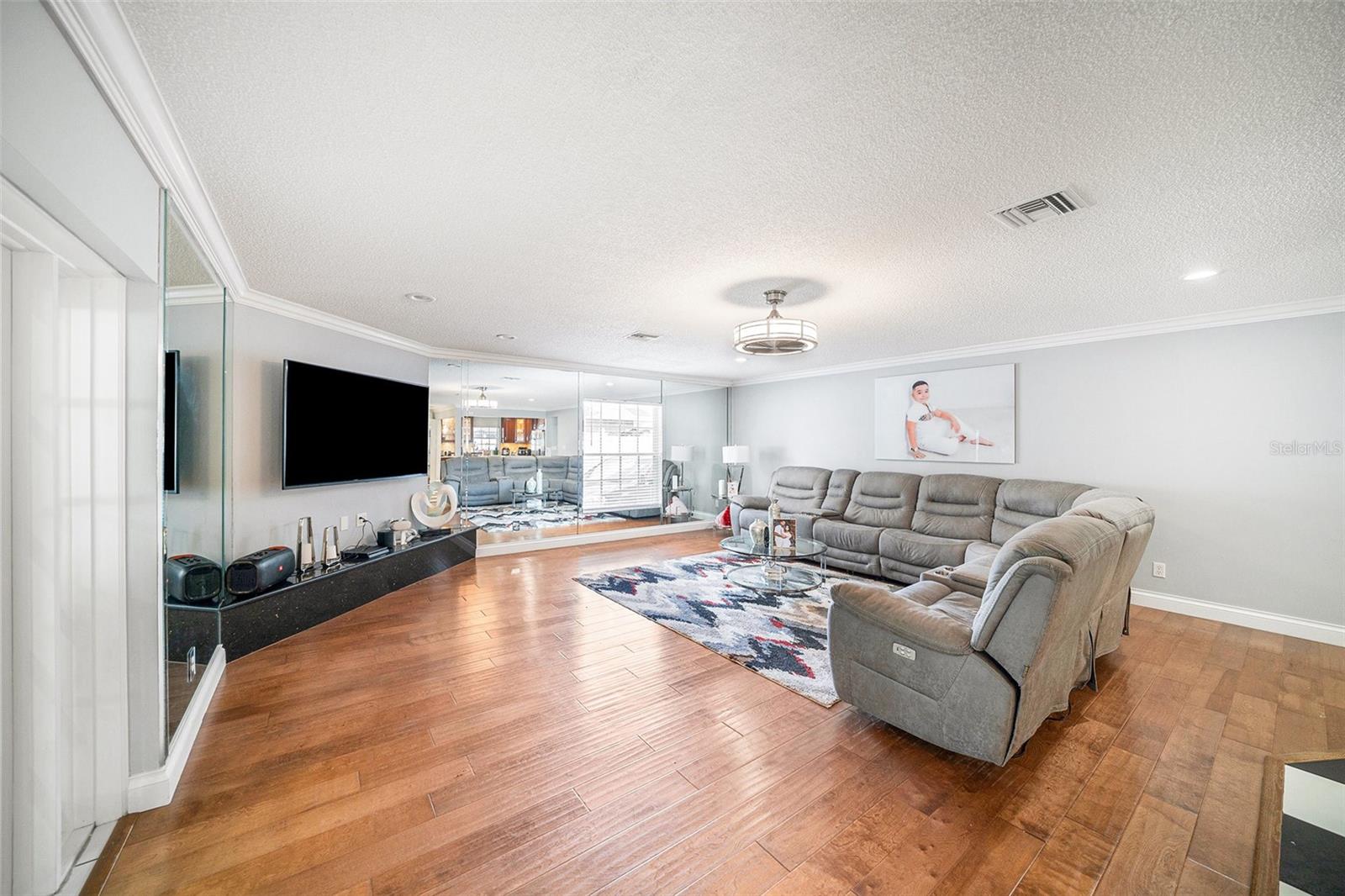 Listing photo id 8 for 8502 May Street