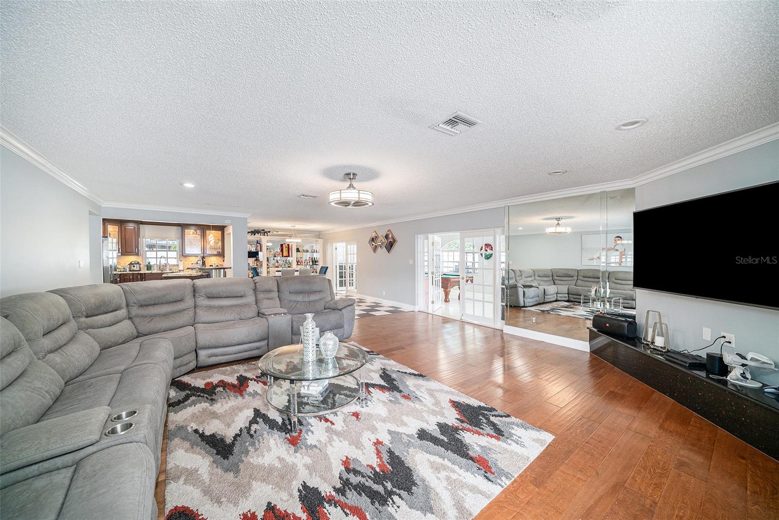 Listing photo id 9 for 8502 May Street